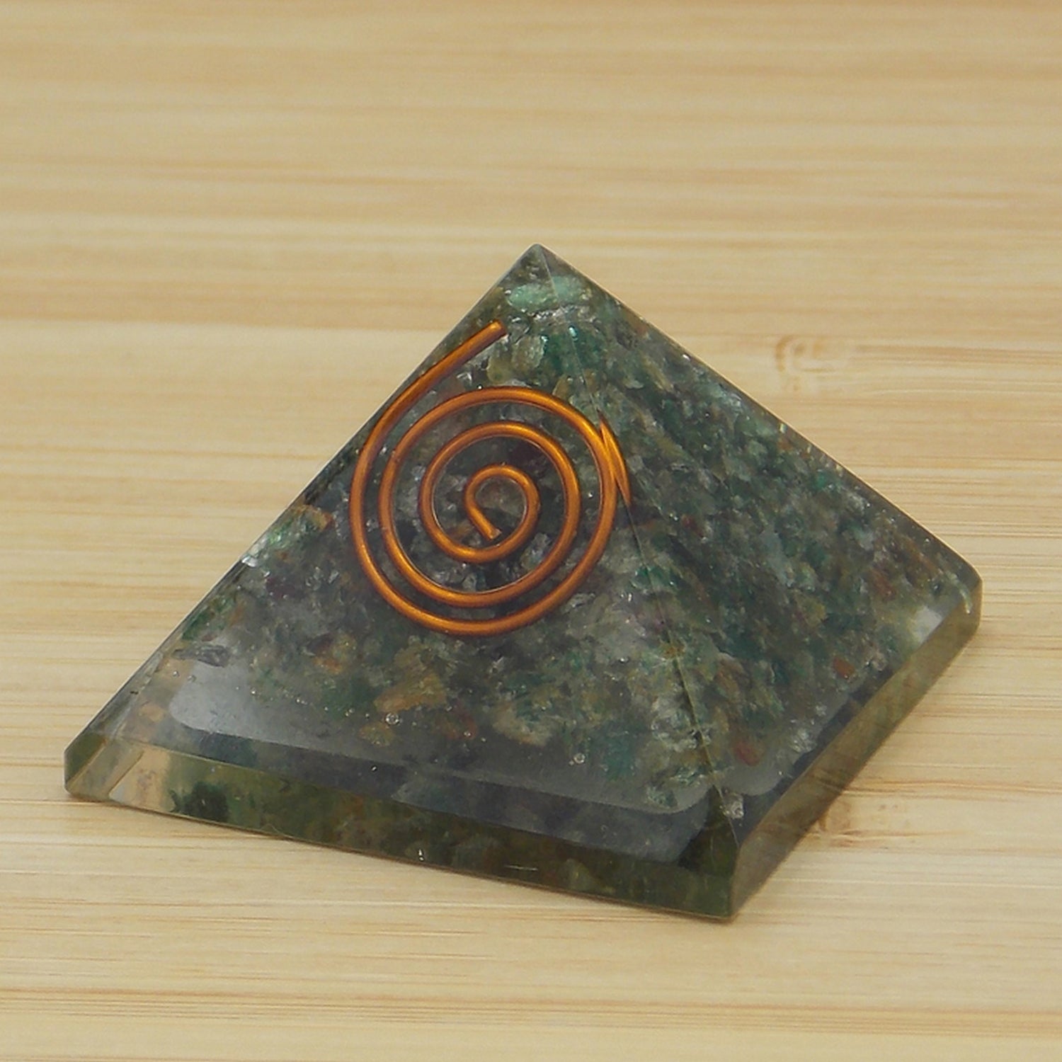Pirámide de orgonita de aprox. 3cm de Jade