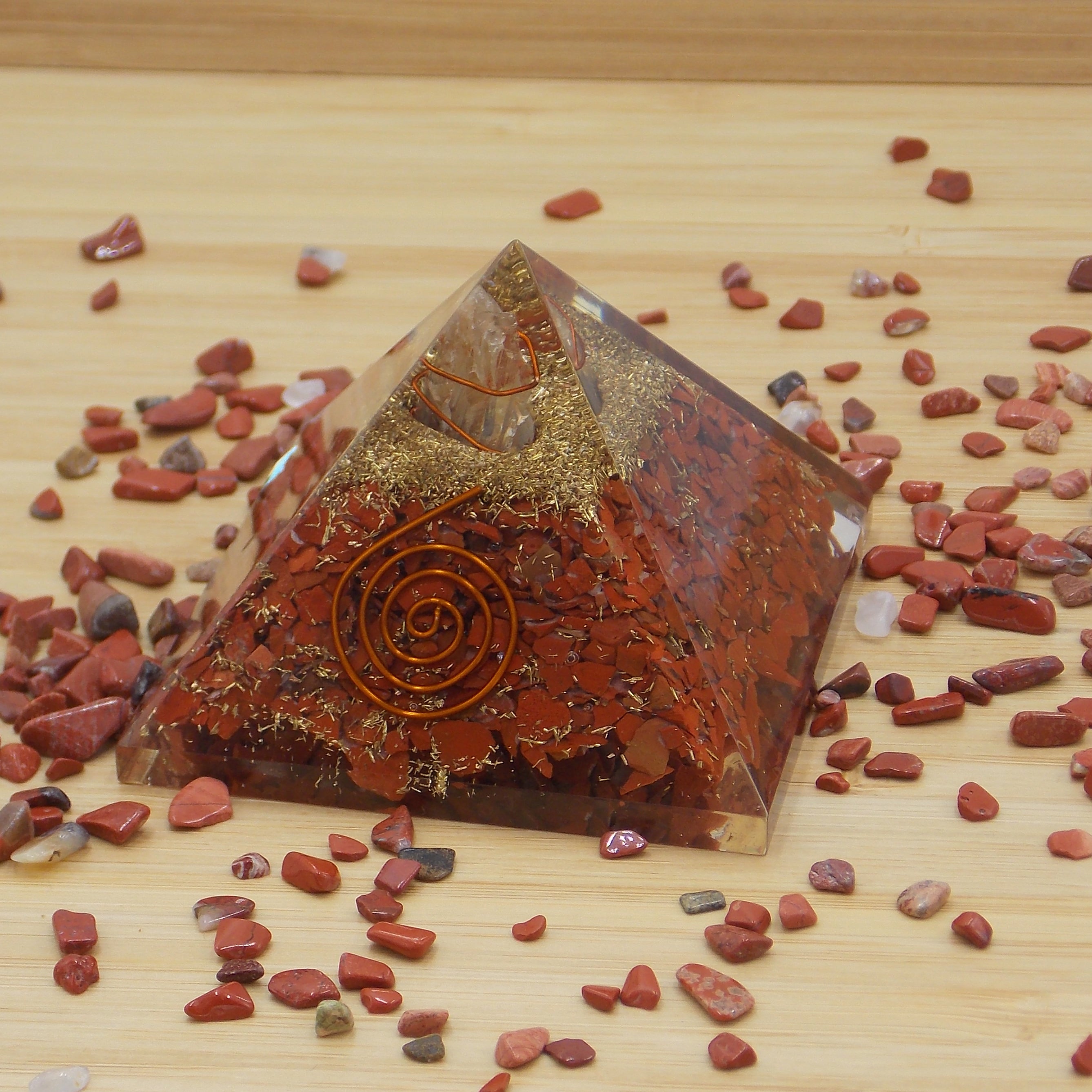 Pirámide de orgonita de aprox. 5-6cm de Jaspe rojo