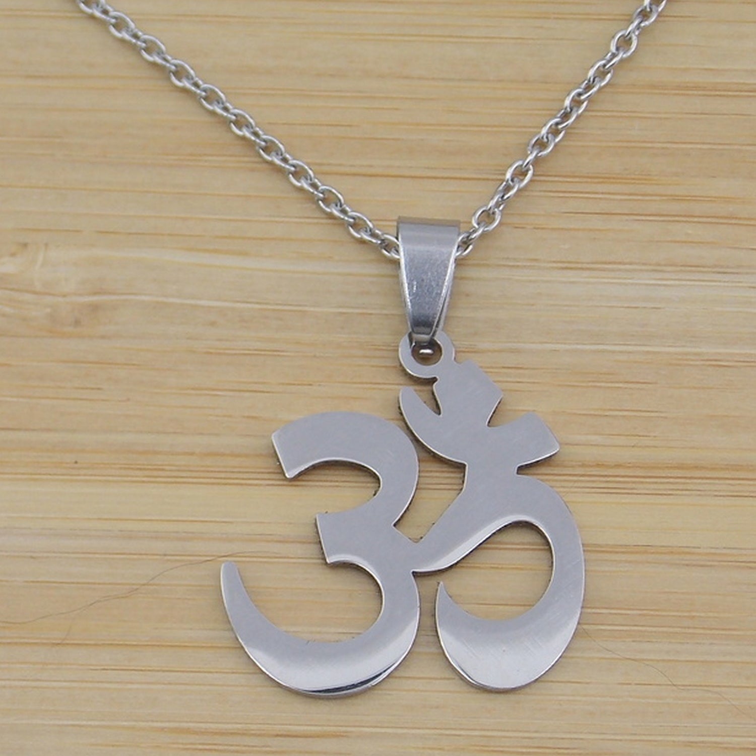 Colgante de acero inoxidable en forma de Om
