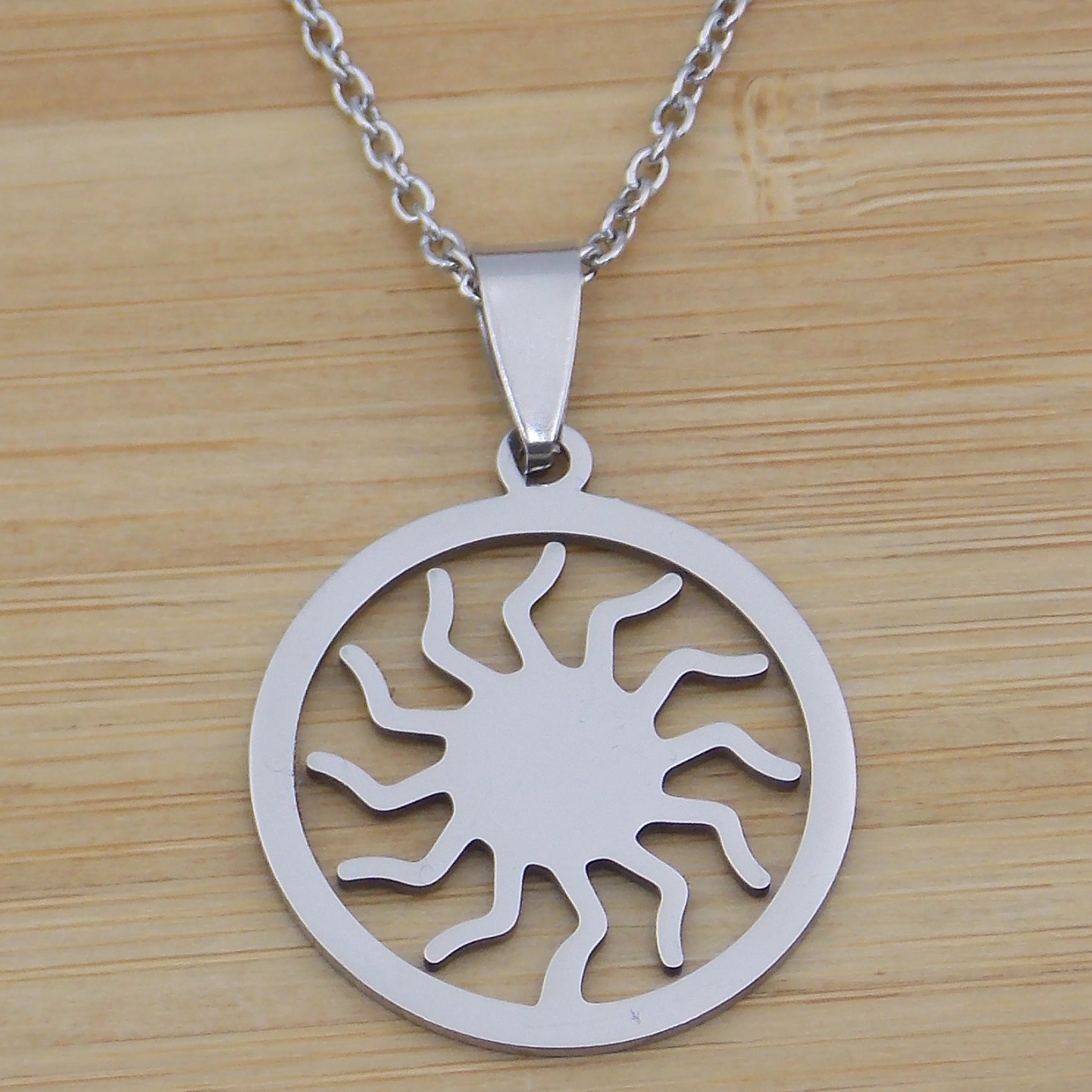 Colgante de acero inoxidable en forma de Sol