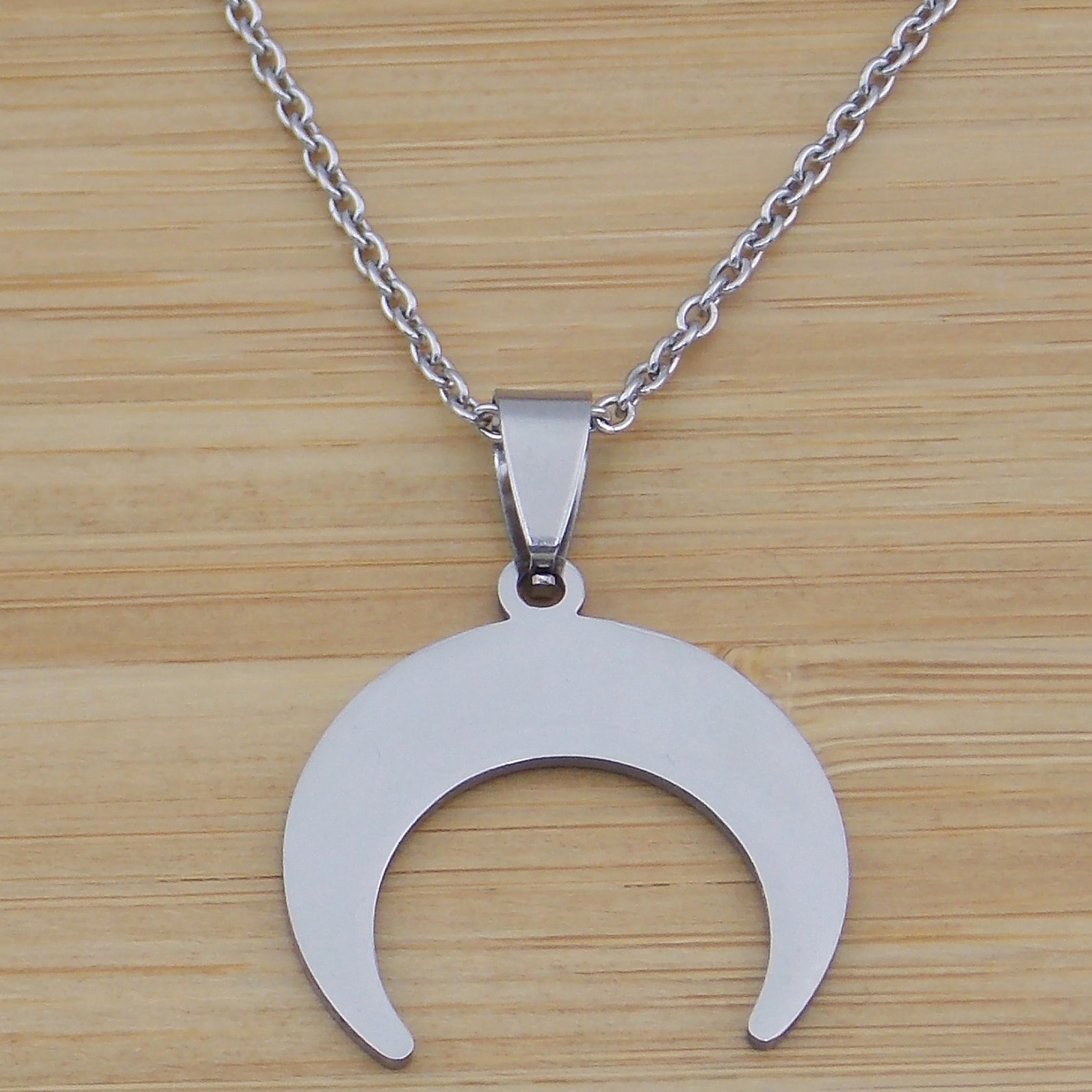 Colgante de acero inoxidable en forma de Luna invertida