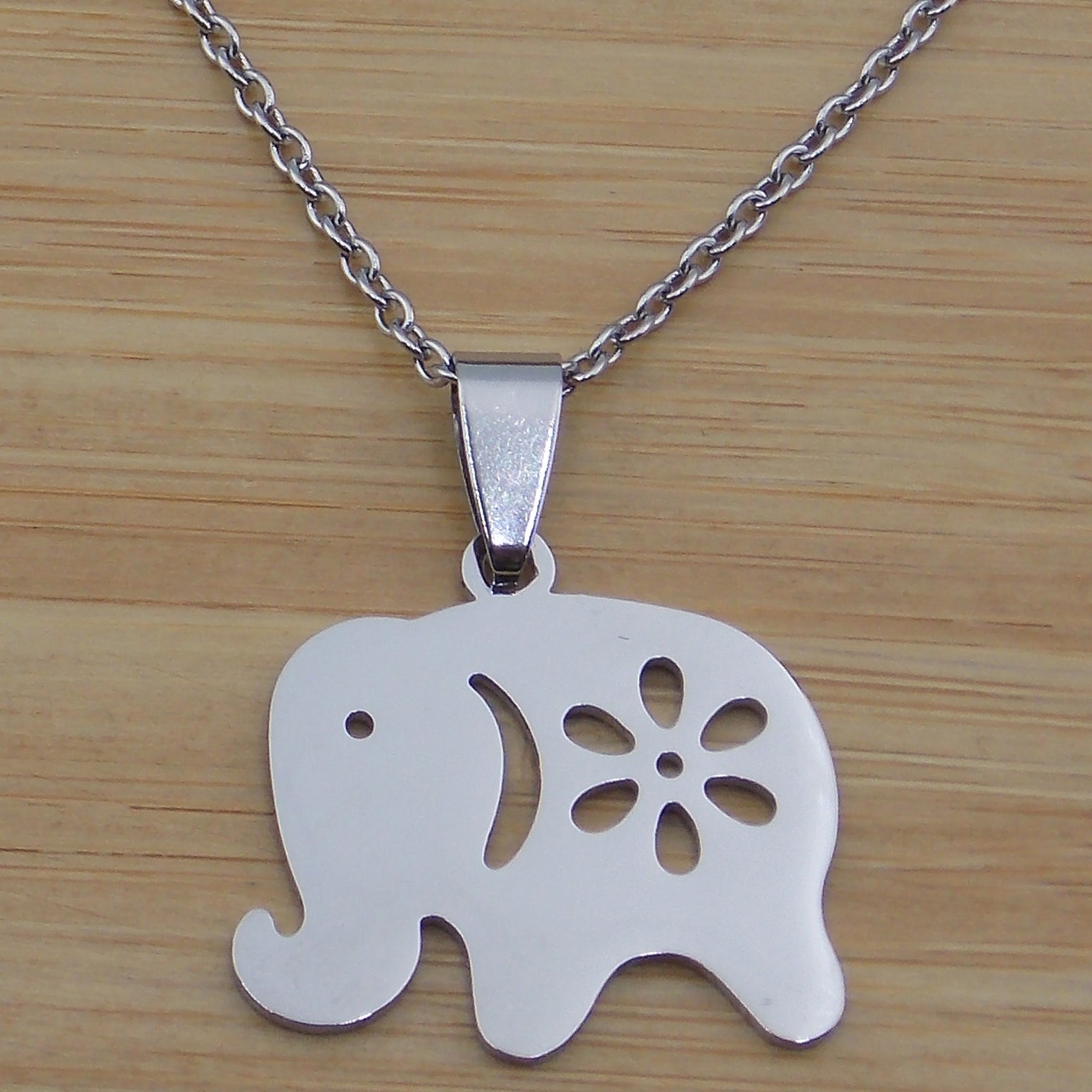 Colgante de acero inoxidable en forma de elefante