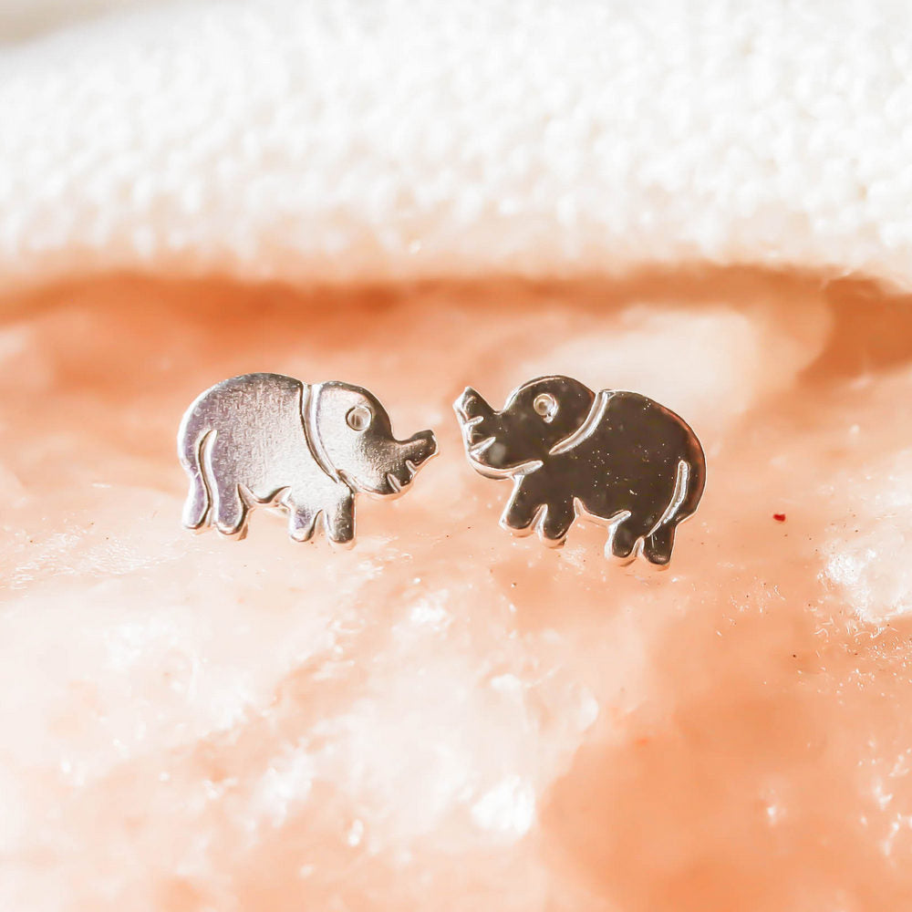 Pendiente En Plata De Ley Forma De Elefante Con Tuerca Mariposa.