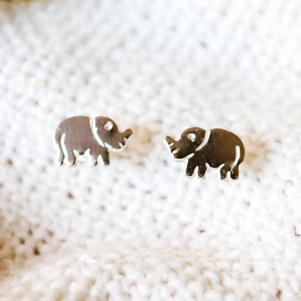 Pendiente En Plata De Ley Forma De Elefante Con Tuerca Mariposa.