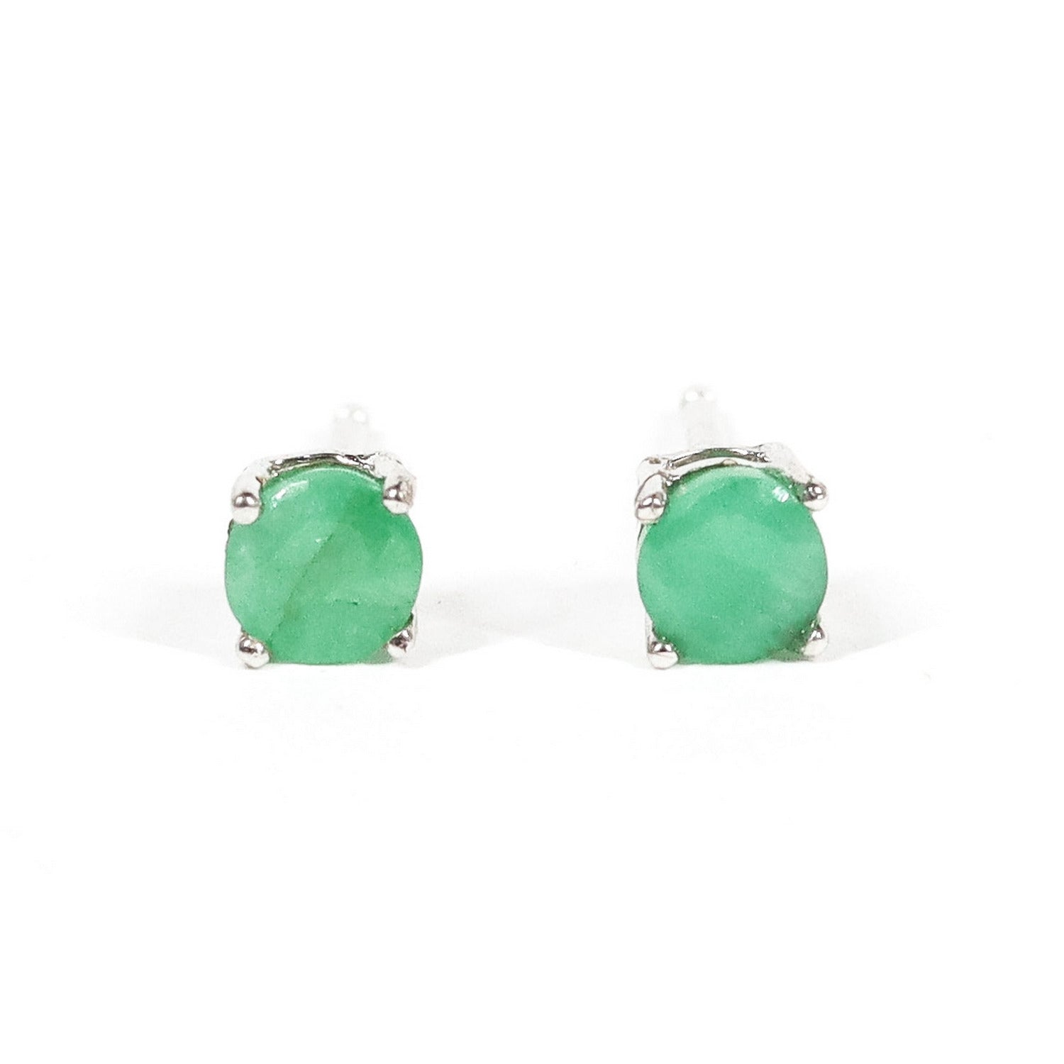 Pendientes pegados con piedra preciosa de Esmeralda de 4 mm engarzado en plata de ley