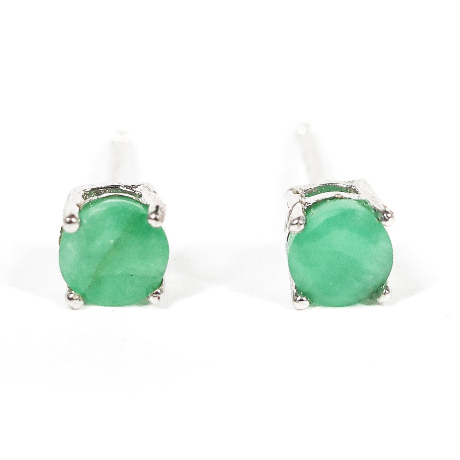 Pendientes pegados con piedra preciosa de Esmeralda de 4 mm engarzado en plata de ley