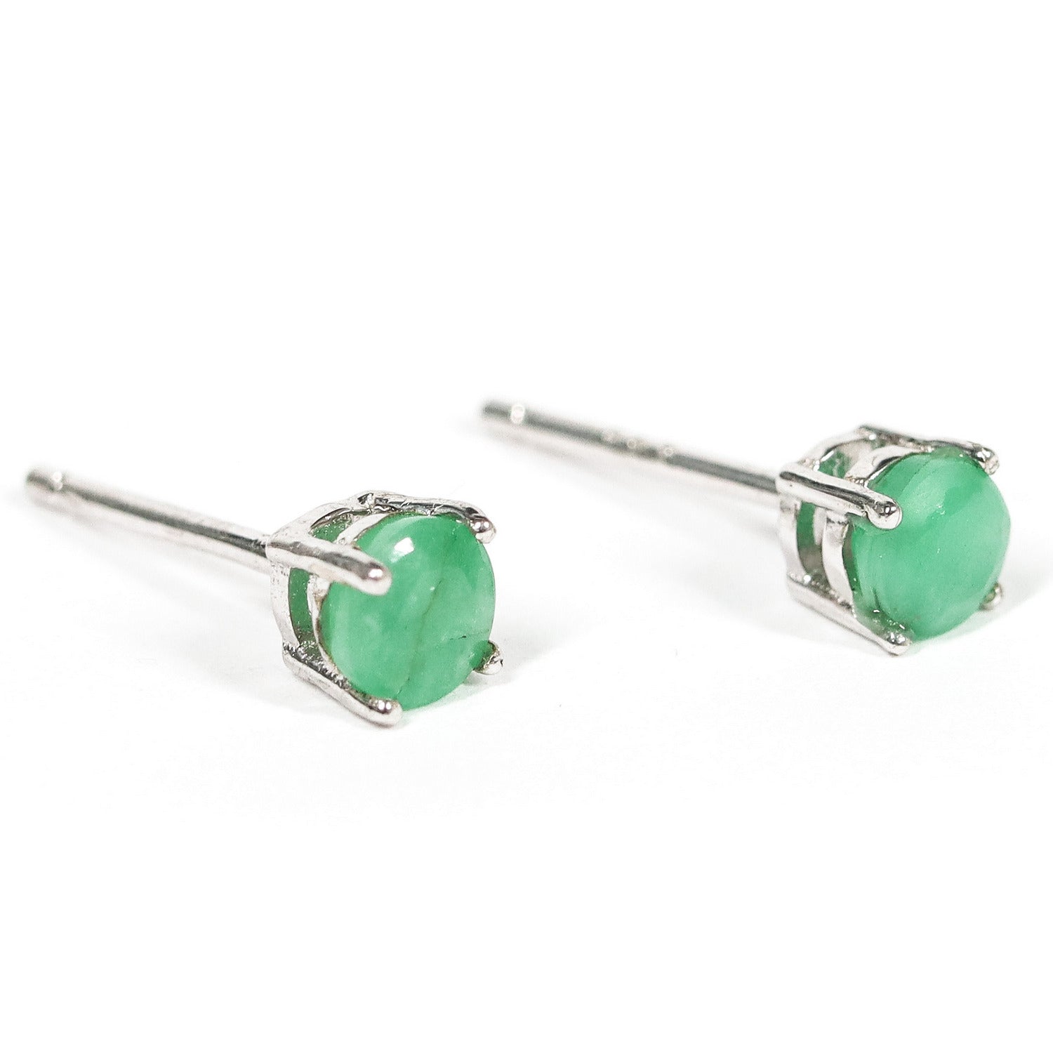 Pendientes pegados con piedra preciosa de Esmeralda de 4 mm engarzado en plata de ley