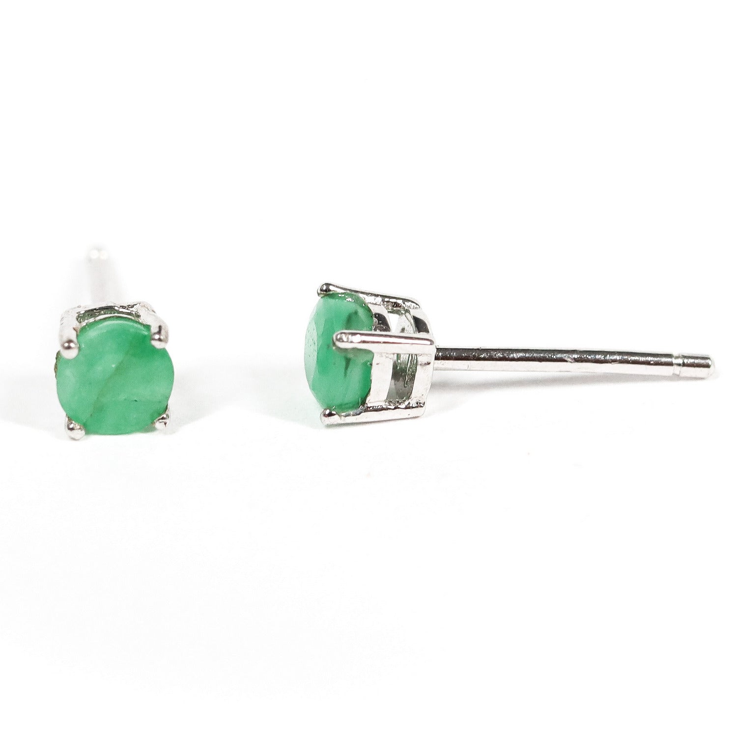 Pendientes pegados con piedra preciosa de Esmeralda de 5 mm engarzado en plata de ley