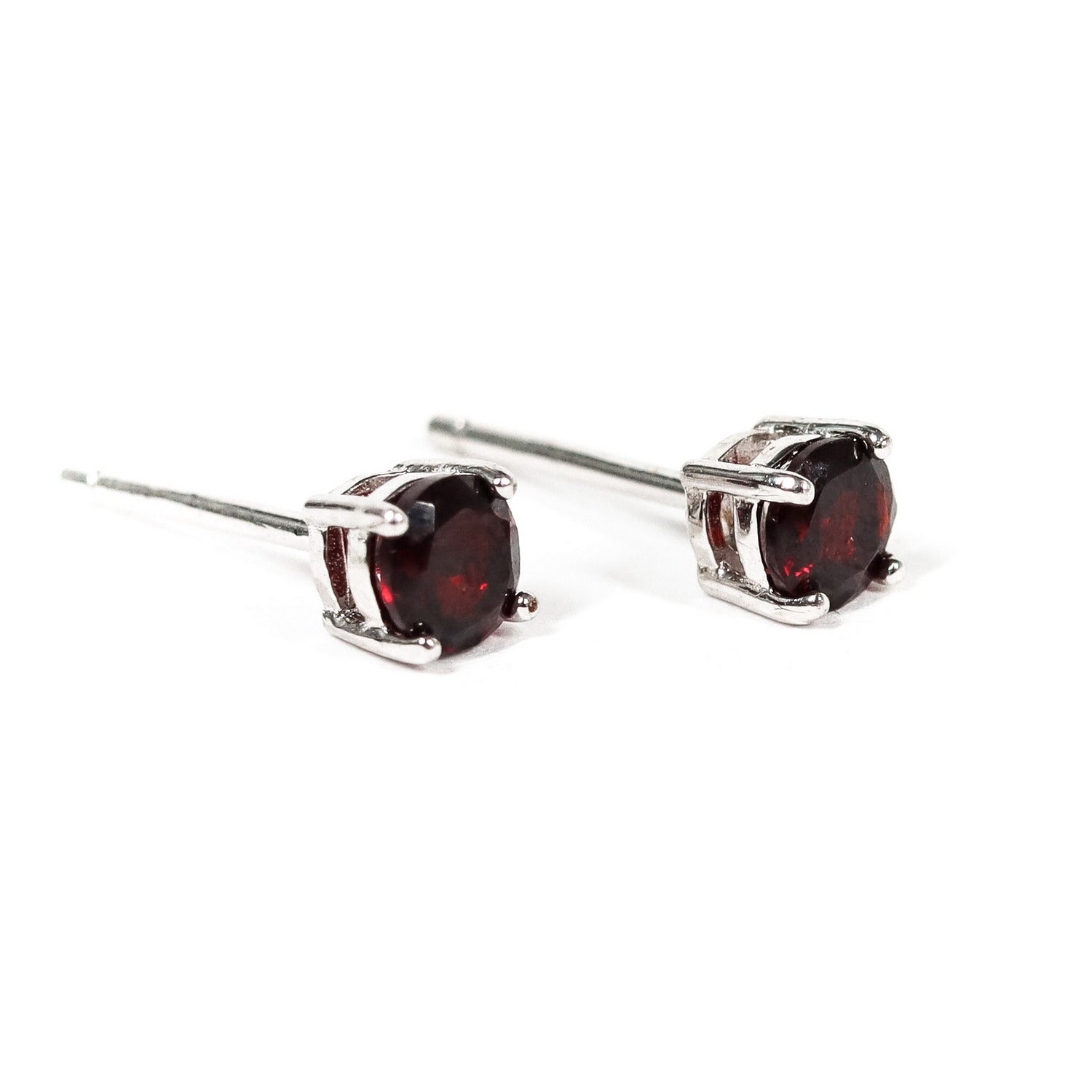 Pendientes pegados con piedra preciosa de Granate de 5 mm engarzado en plata de ley