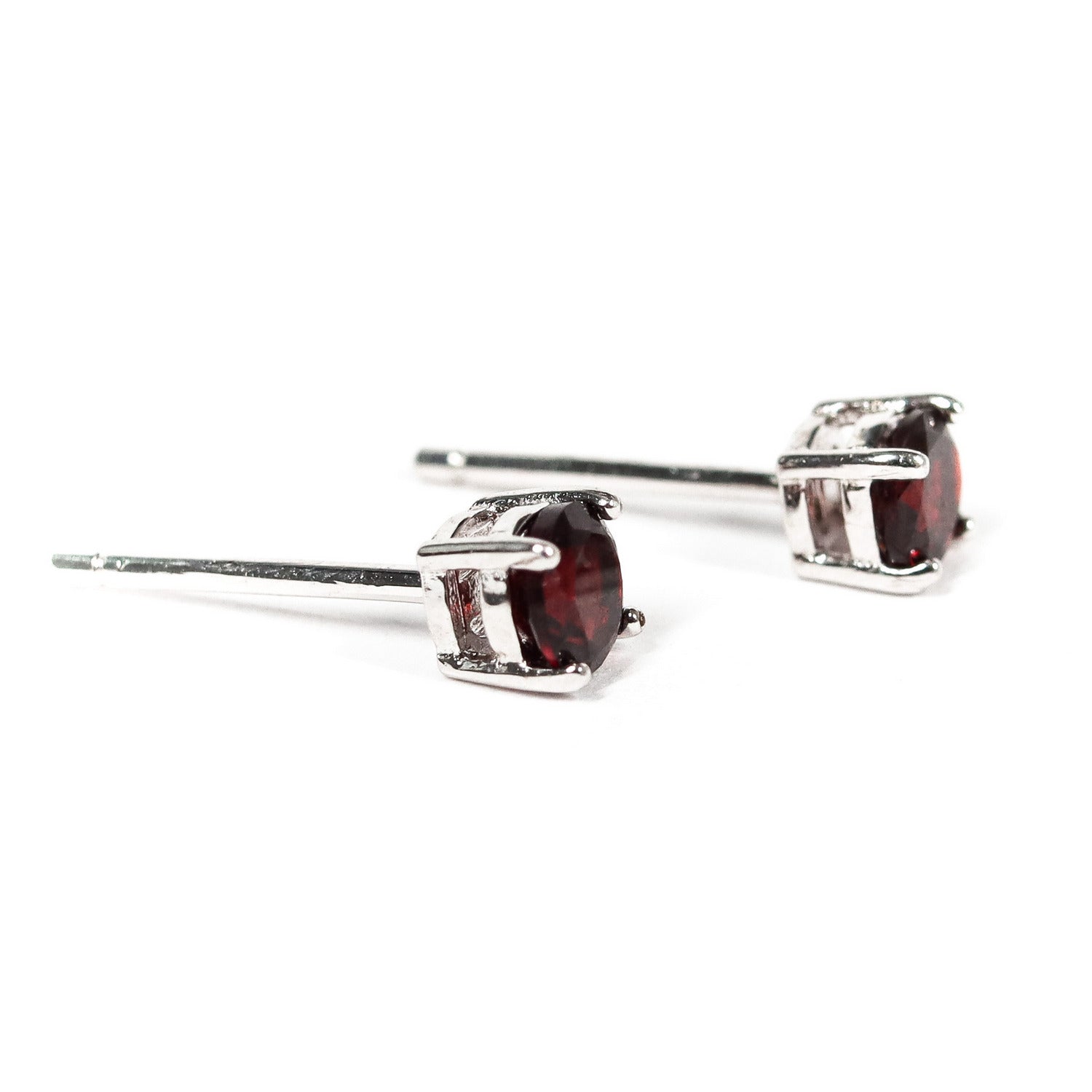 Pendientes pegados con piedra preciosa de Granate de 5 mm engarzado en plata de ley