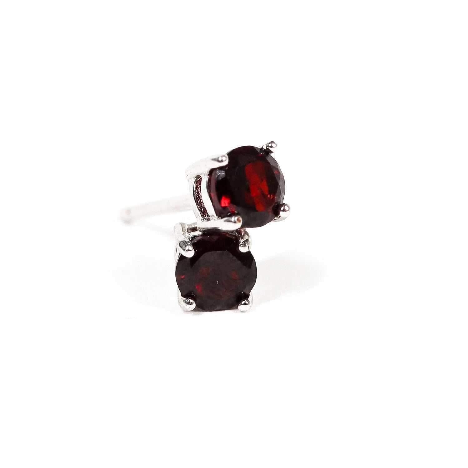 Pendientes pegados con piedra preciosa de Granate de 5 mm engarzado en plata de ley