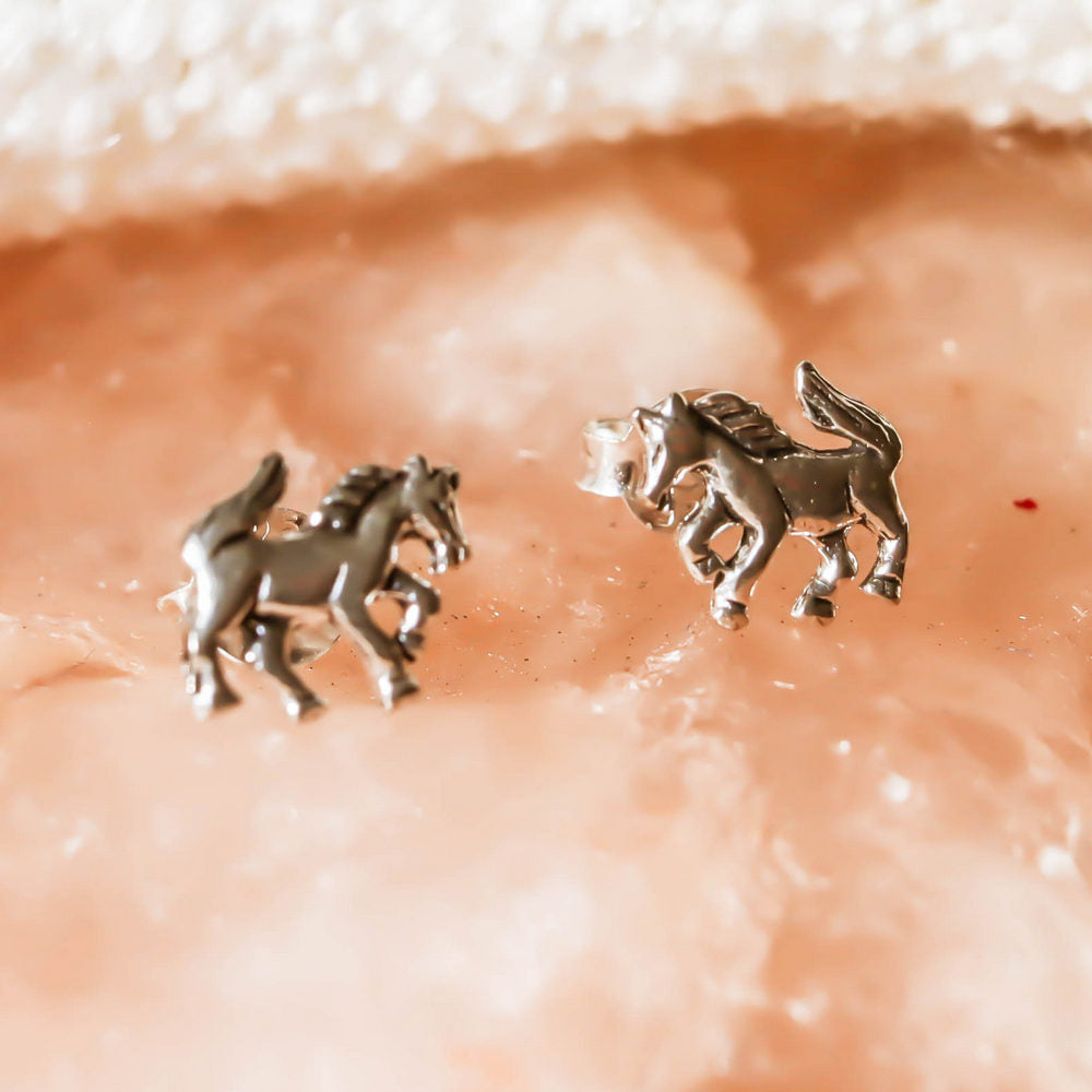 Pendiente En Plata De Ley Forma De Caballo Con Tuerca Mariposa.