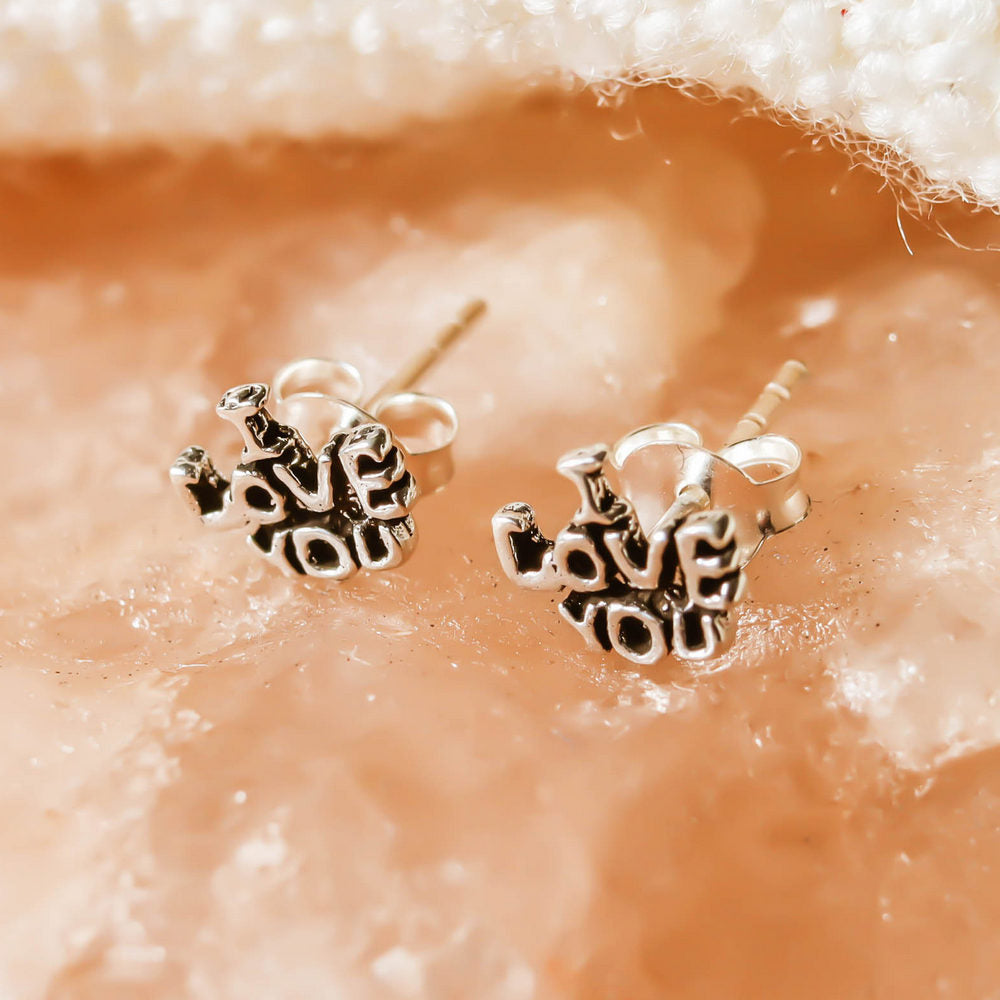 Pendiente En Plata De Ley Forma De I LOVE YOU Con Tuerca Mariposa.