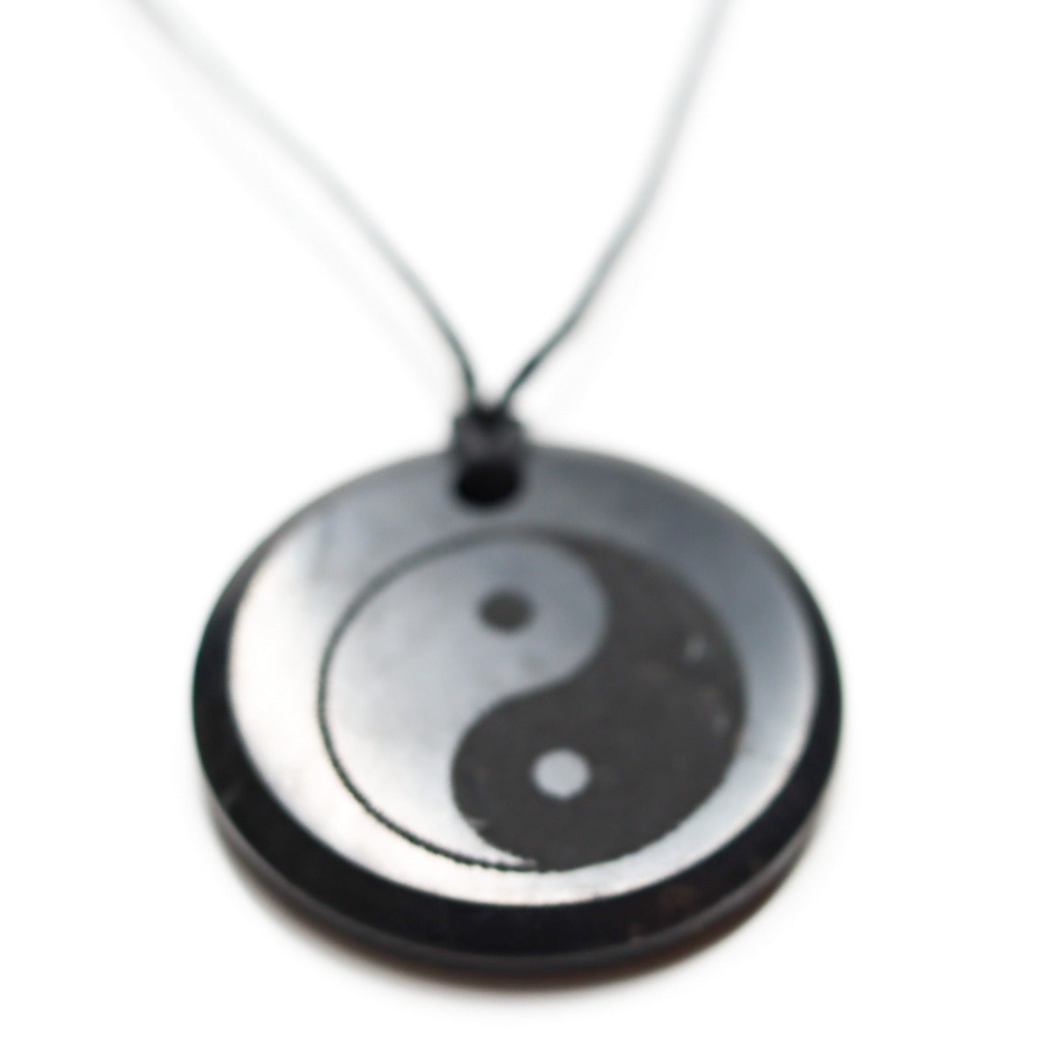Colgante de Shungita de 30mm con grabado de Yin-Yang