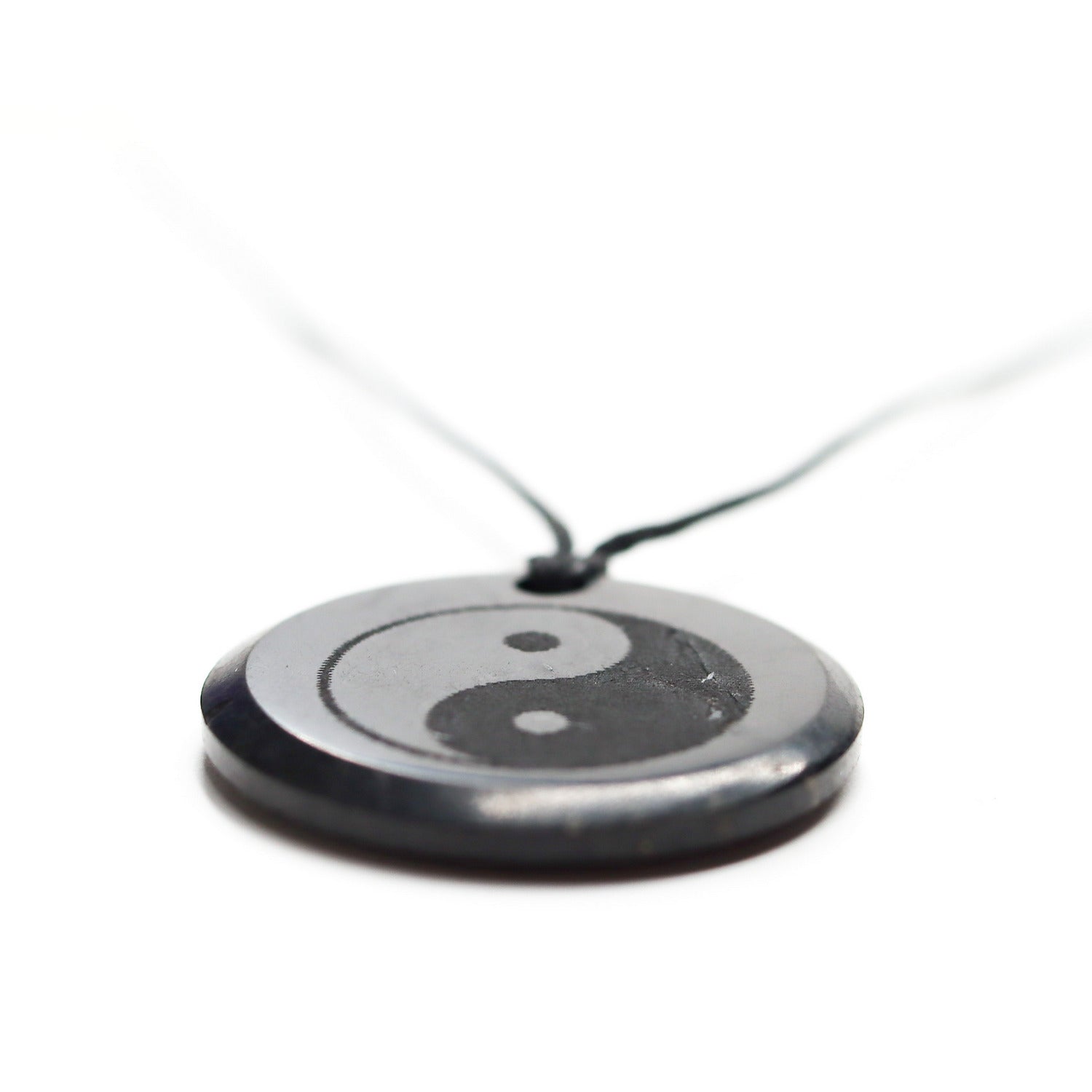 Colgante de Shungita de 30mm con grabado de Yin-Yang