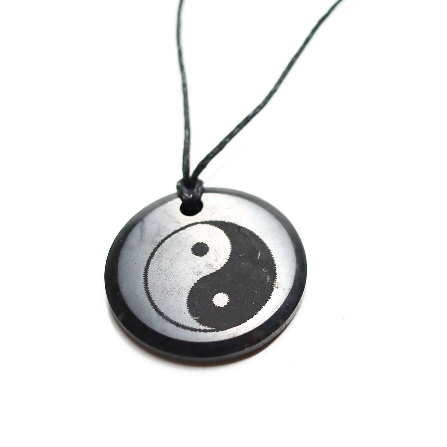 Colgante de Shungita de 30mm con grabado de Yin-Yang
