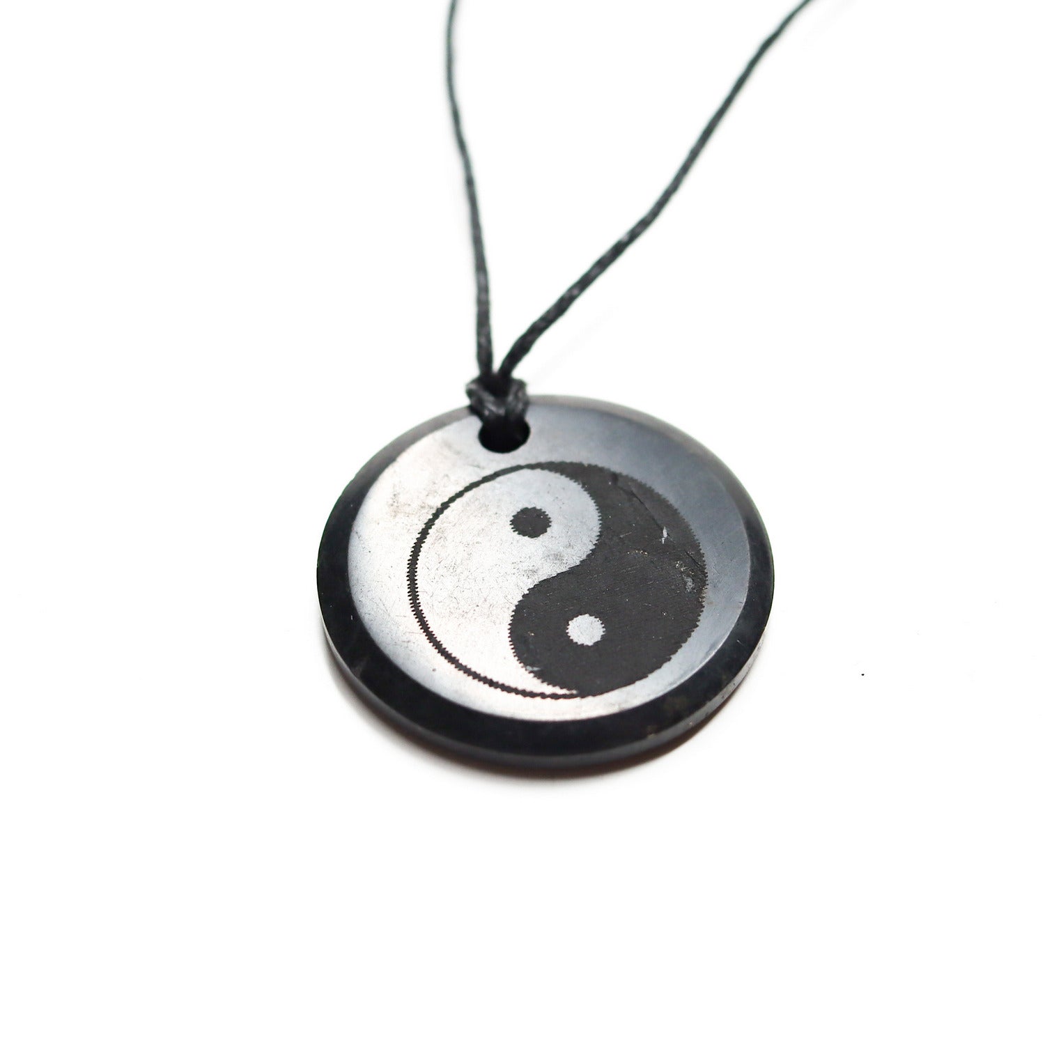 Colgante de Shungita de 30mm con grabado de Yin-Yang