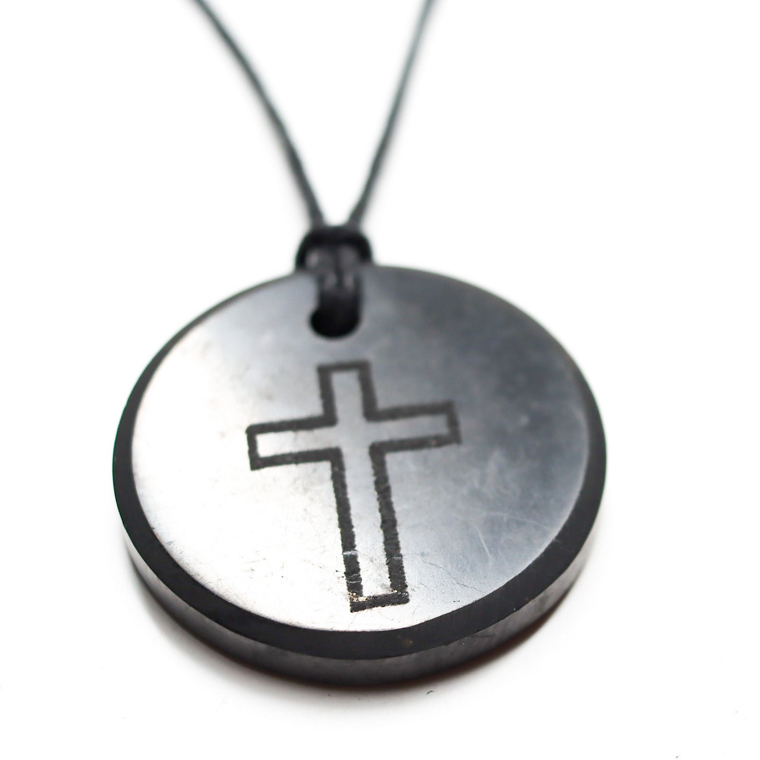 Colgante de Shungita de 30mm con grabado de Cruz