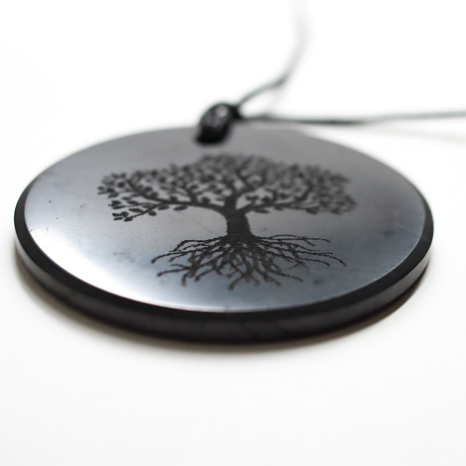 Colgante de Shungita de 50mm con grabado de Árbol de la vida