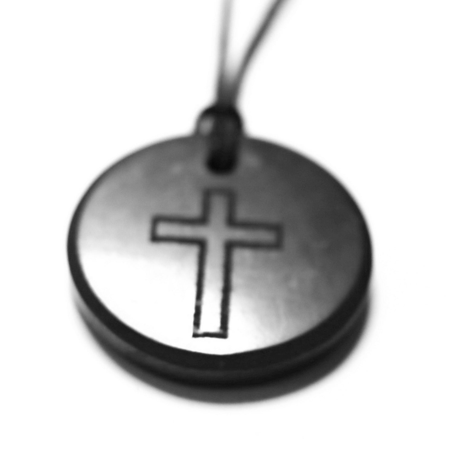 Colgante de Shungita de 30mm con grabado de Cruz