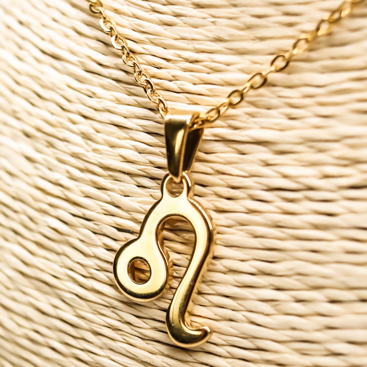 Colgante de acero inoxidable dorado con forma del signo del zodiaco Leo de 20mm
