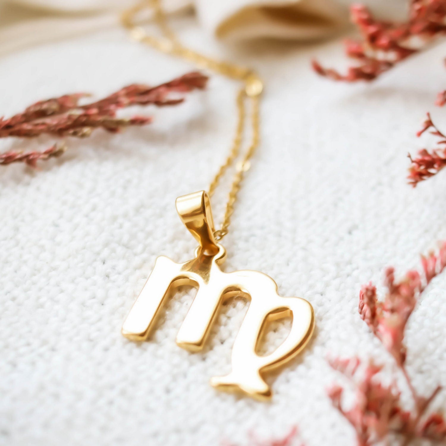 Colgante de acero inoxidable dorado con forma del signo del zodiaco Virgo de 28mm