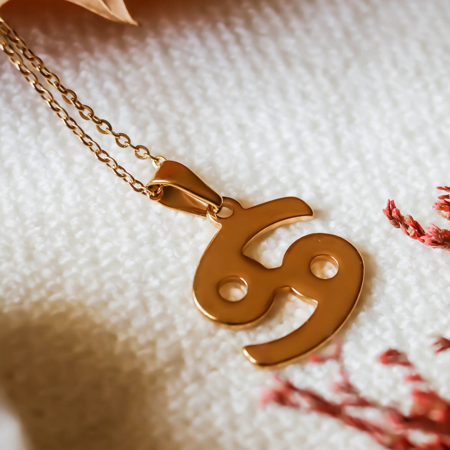 Colgante de acero inoxidable dorado con forma del signo del zodiaco Cancer de 28mm