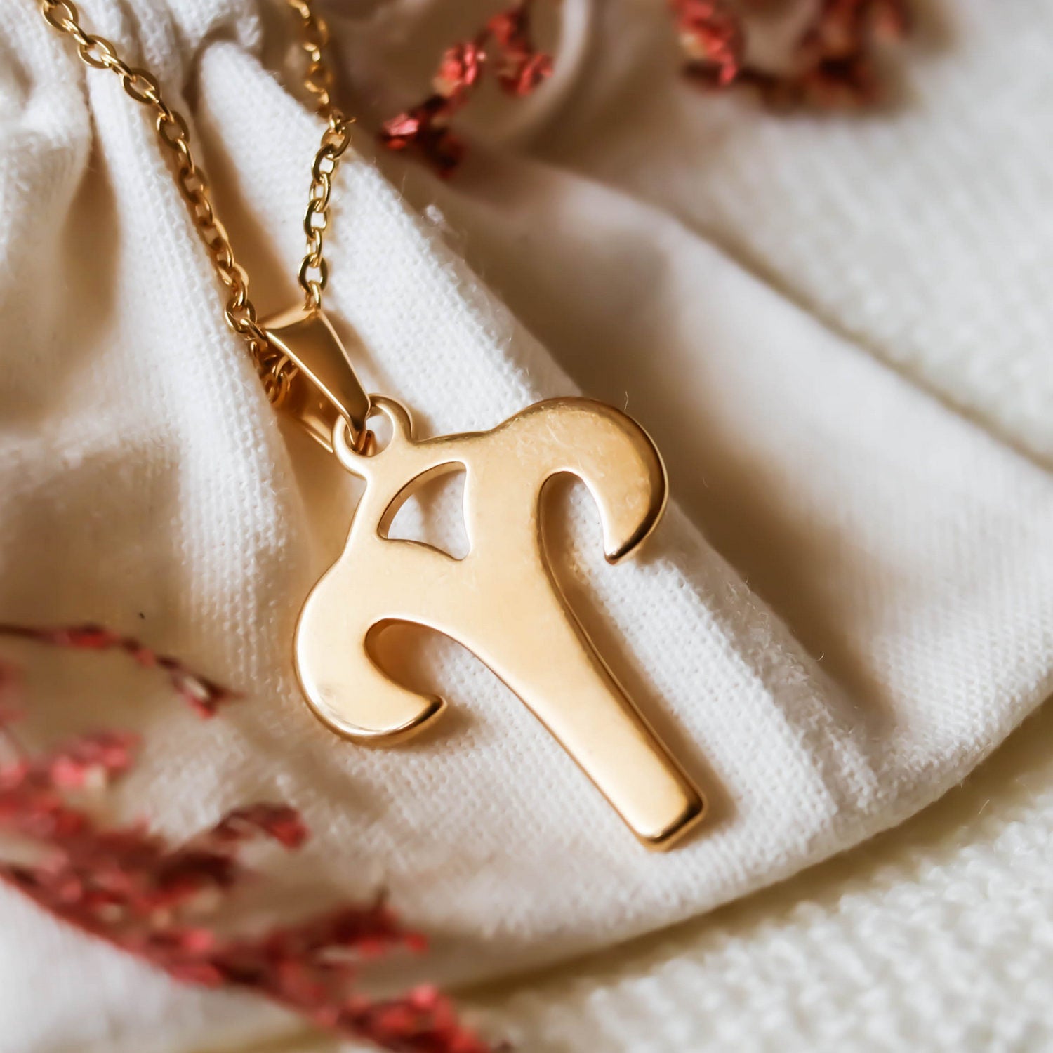 Colgante de acero inoxidable dorado con forma del signo del zodiaco Aries de 28mm