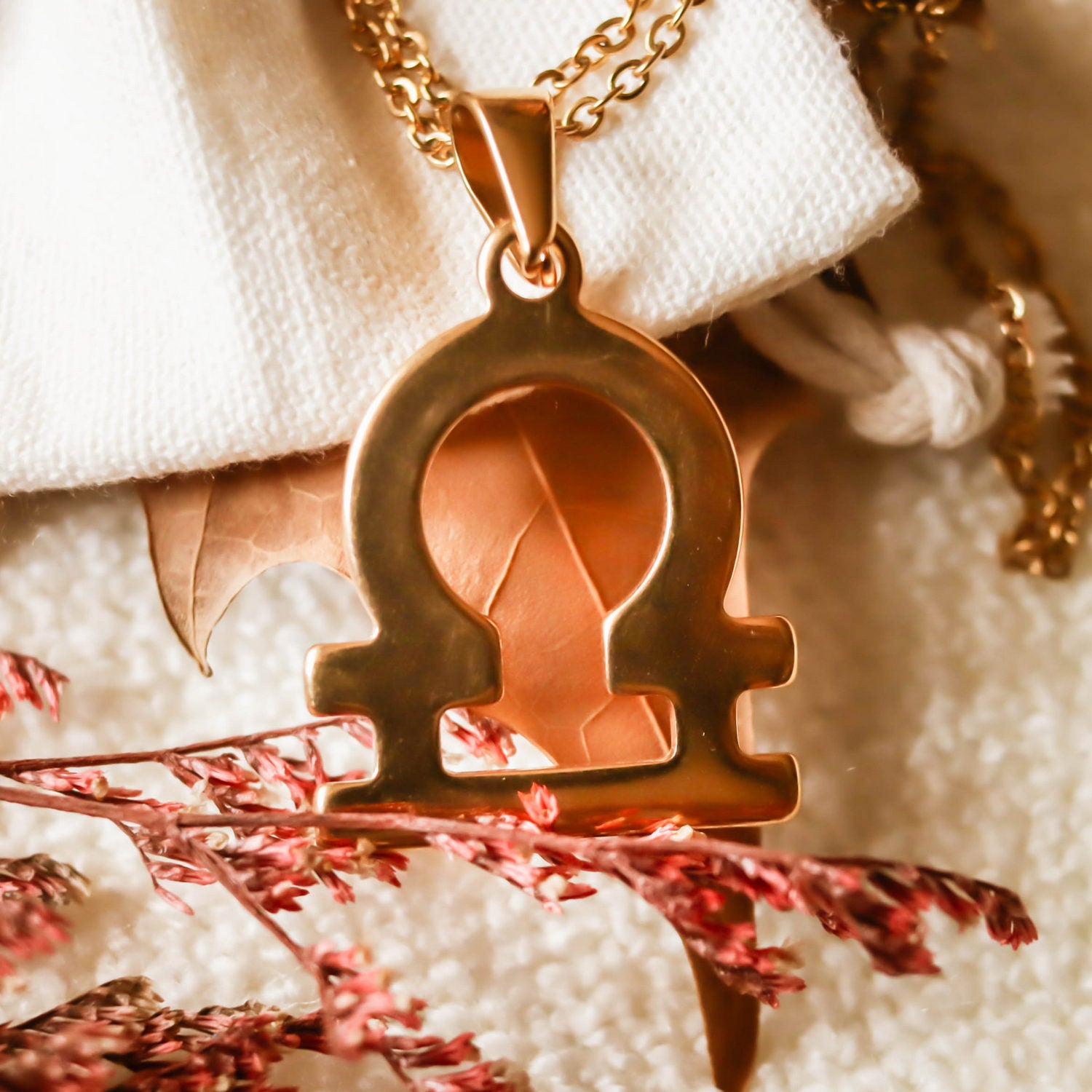 Colgante de acero inoxidable dorado con forma del signo del zodiaco Libra de 28mm
