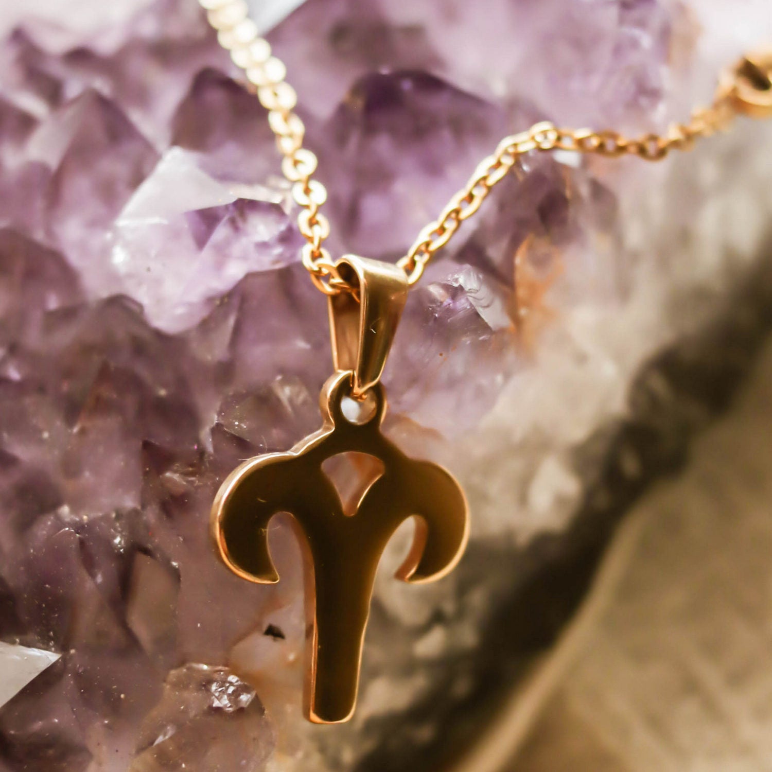 Colgante de acero inoxidable dorado con forma del signo del zodiaco Aries de 20mm