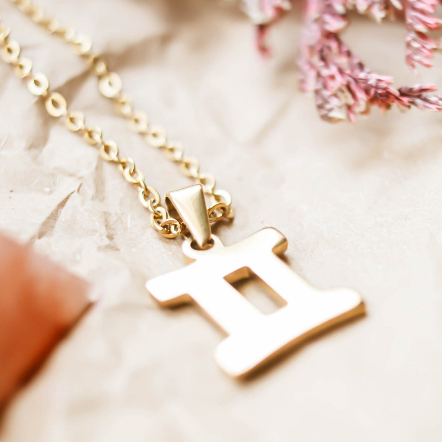 Colgante de acero inoxidable dorado con forma del signo del zodiaco Geminis de 20mm