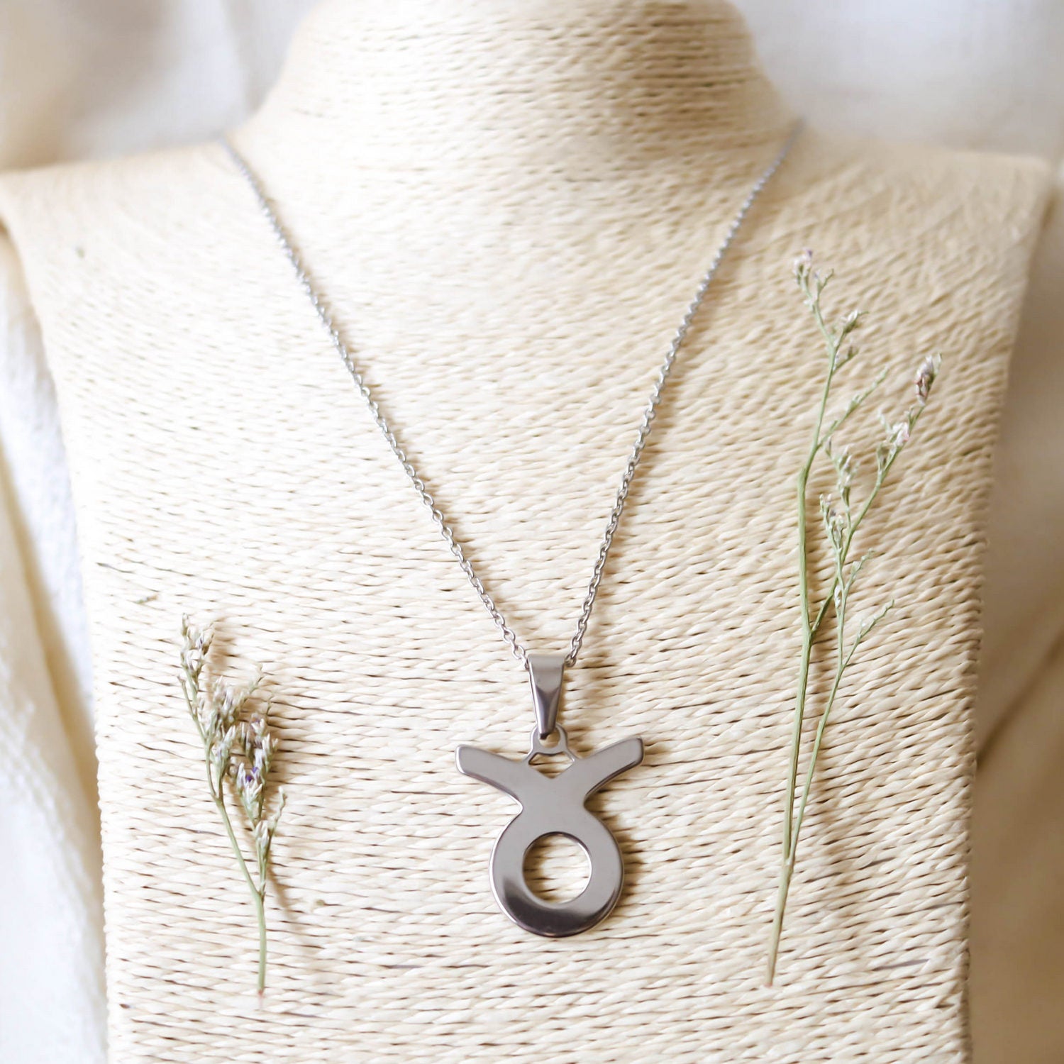 Colgante de acero inoxidable con forma del Signo del zodiaco Tauro de 28mm