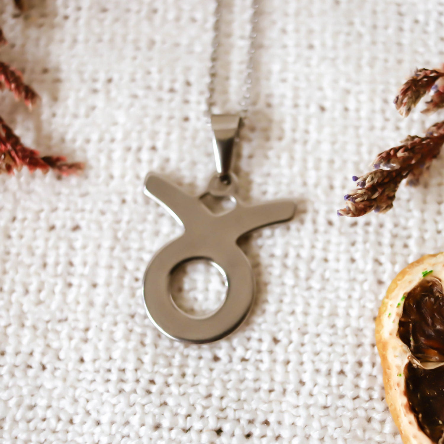 Colgante de acero inoxidable con forma del Signo del zodiaco Tauro de 28mm