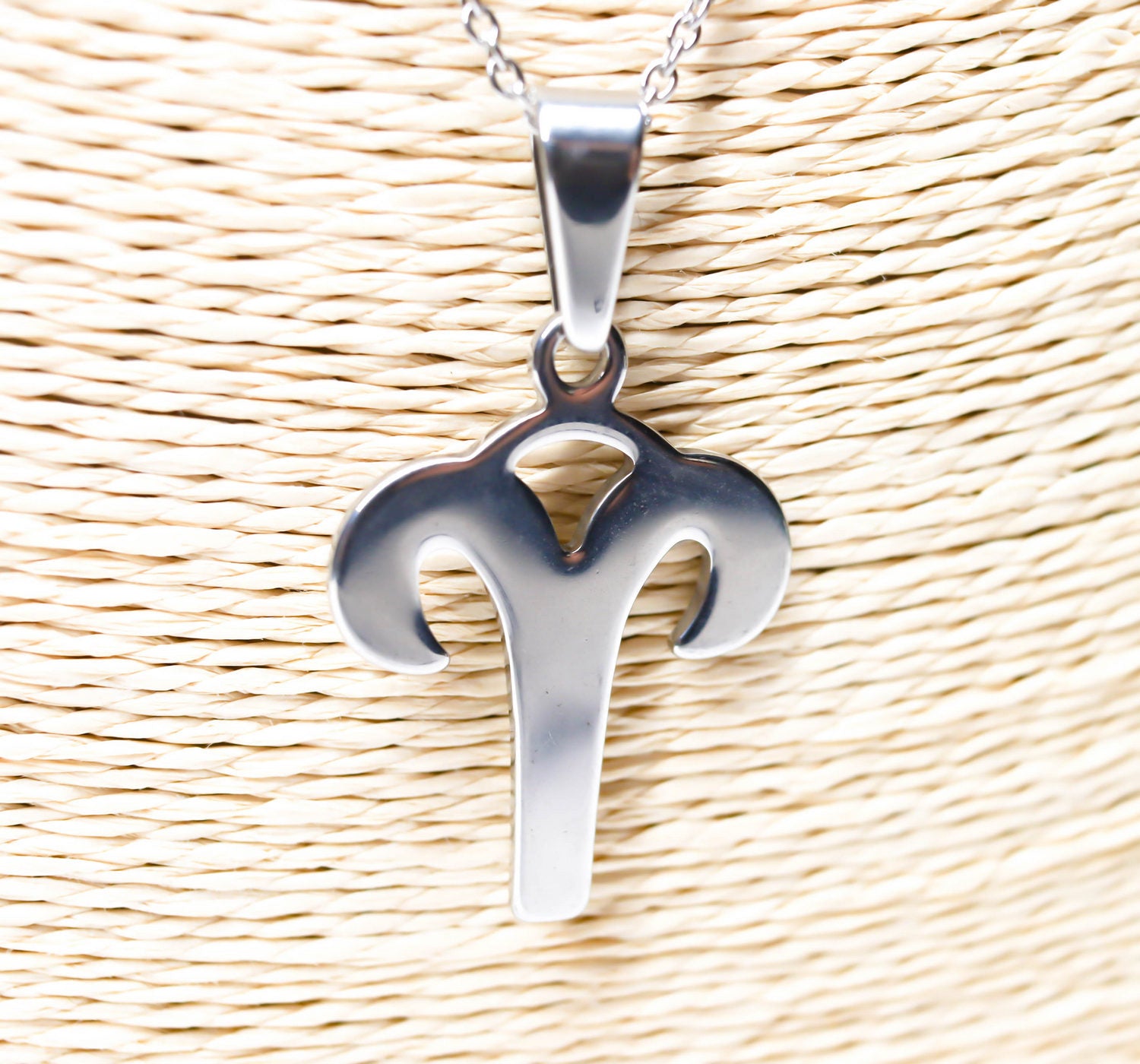 Colgante de acero inoxidable con forma del Signo del zodiaco Aries de 28mm