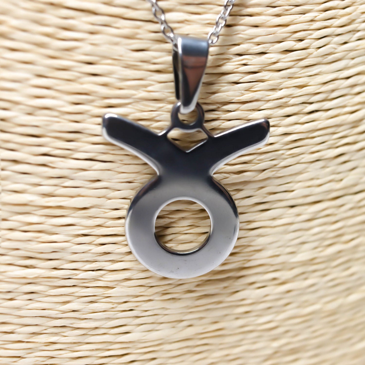 Colgante de acero inoxidable con forma del Signo del zodiaco Tauro de 28mm