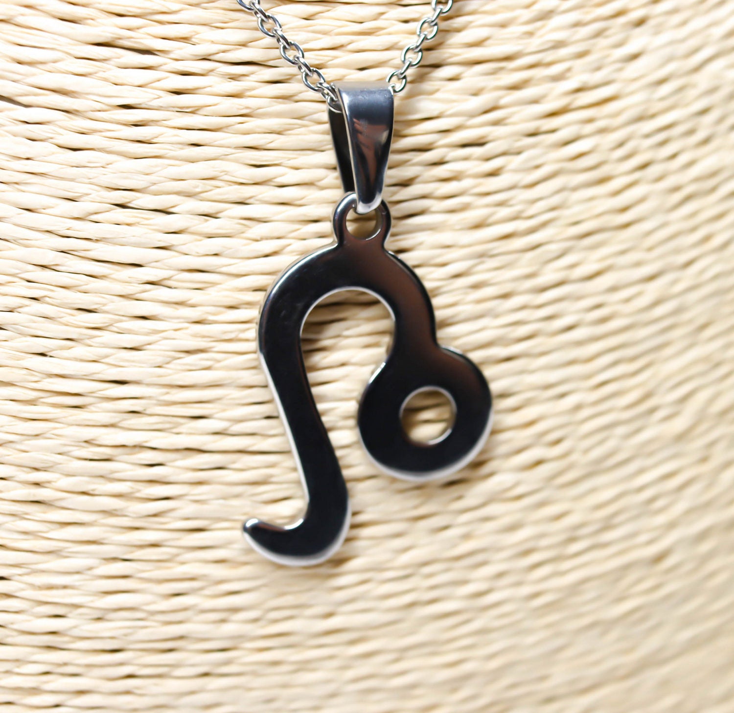 Colgante de acero inoxidable con forma del Signo del zodiaco Leo de 28mm