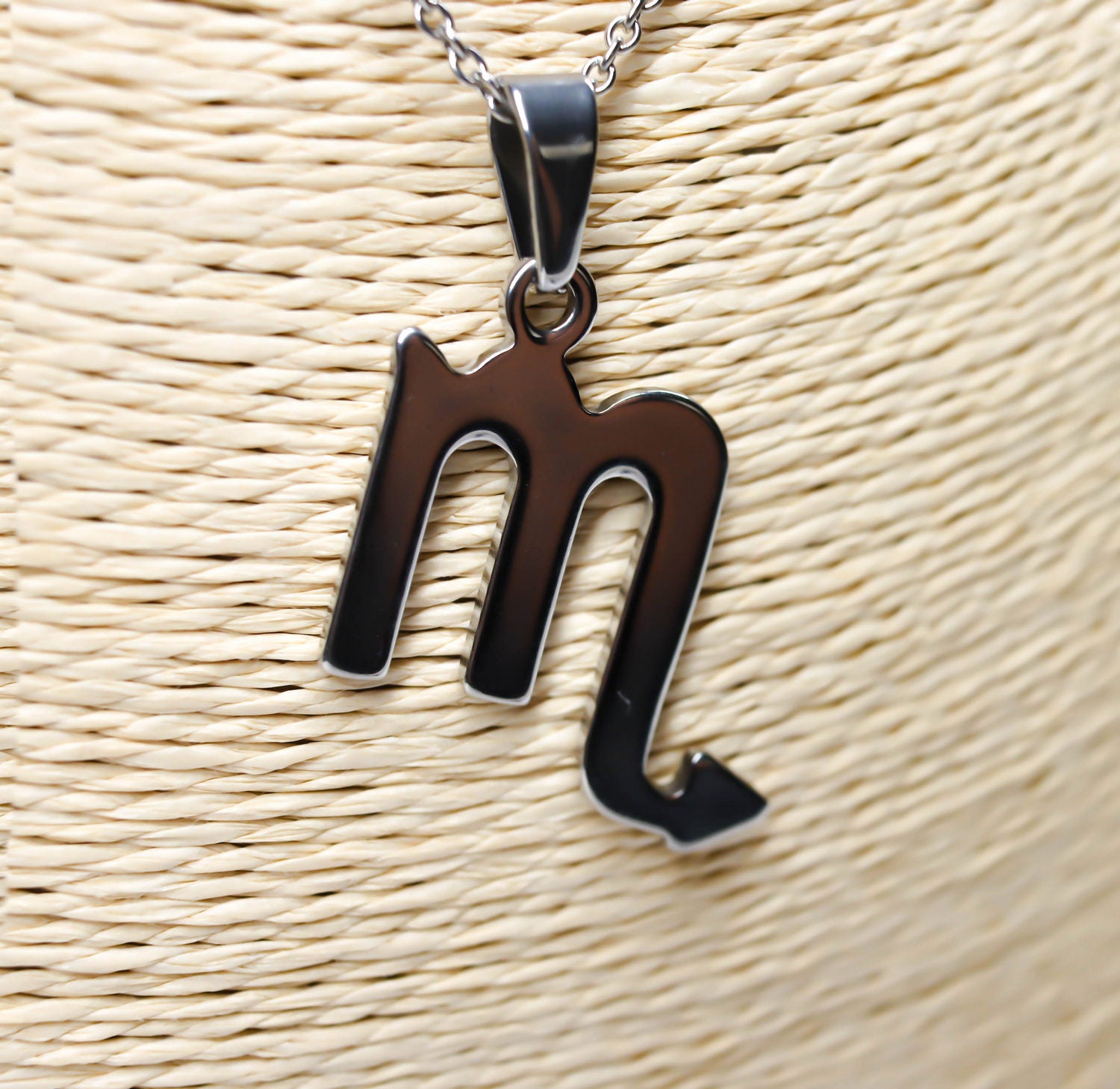 Colgante de acero inoxidable con forma del Signo del zodiaco Escorpio de 28mm