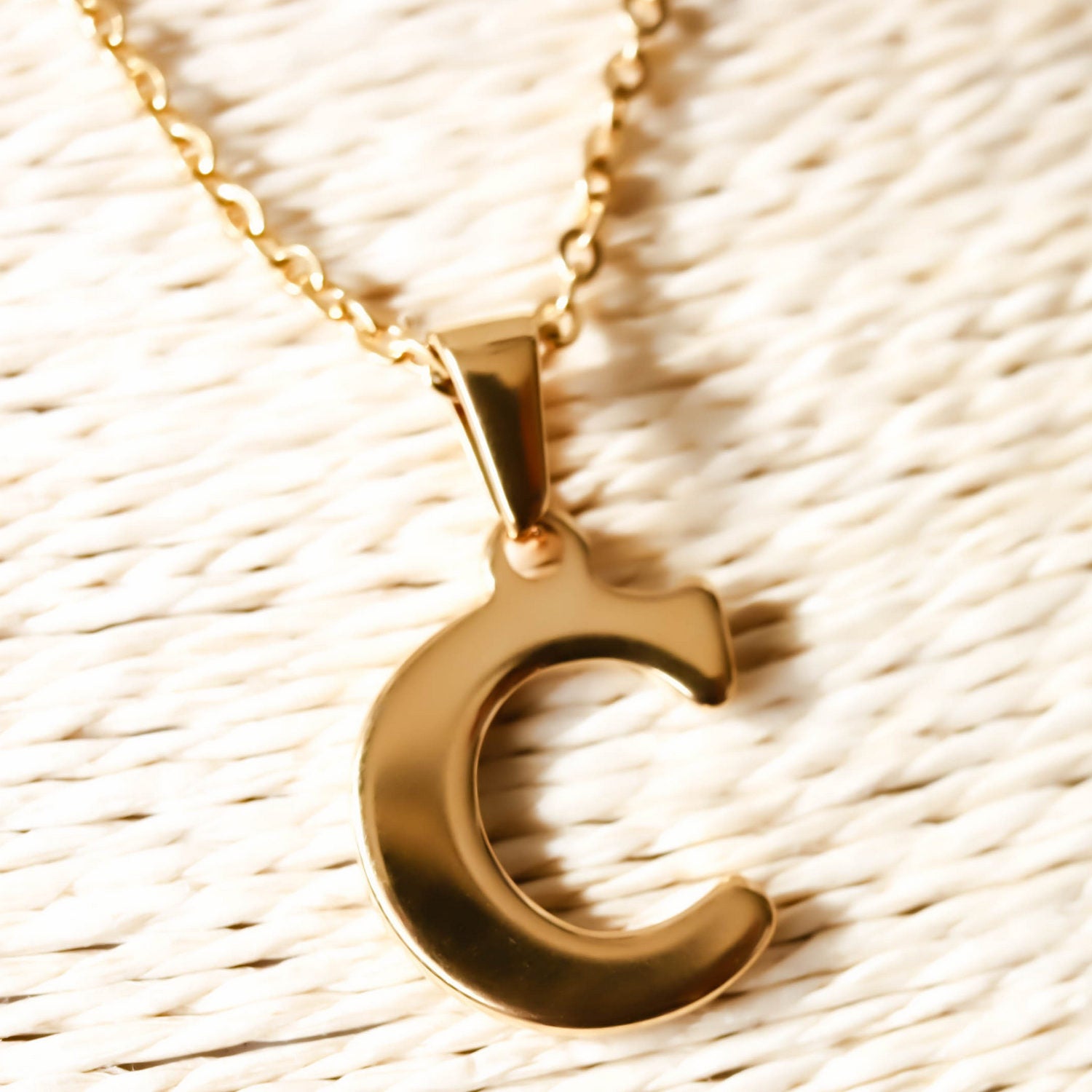 Colgante de acero inoxidable dorado con forma de letra C de 20mm