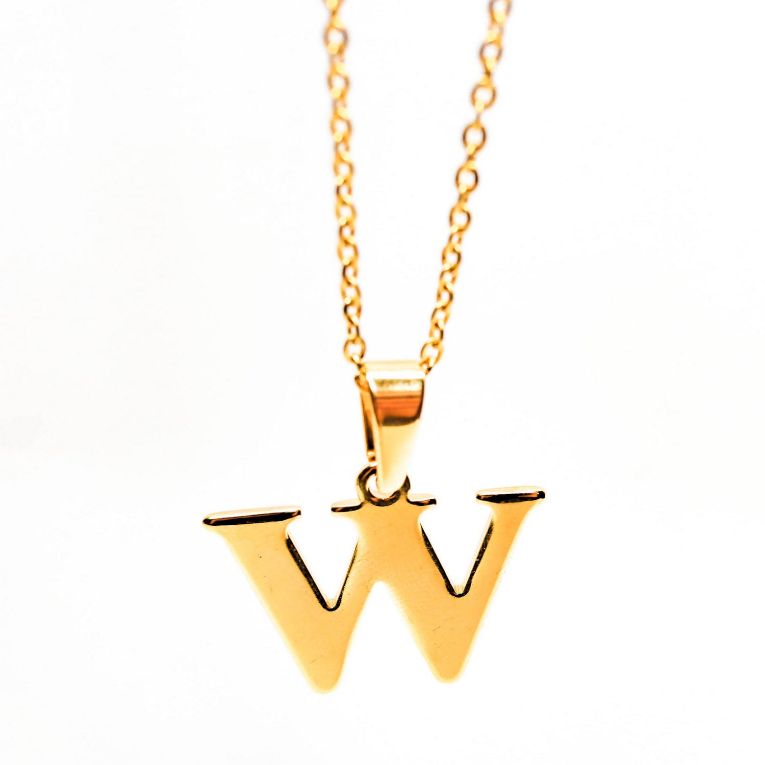 Colgante de acero inoxidable dorado con forma de letra W de 28mm