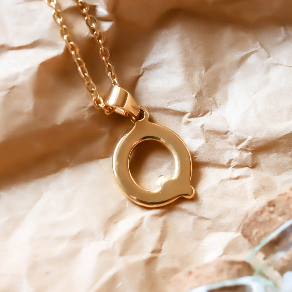 Colgante de acero inoxidable dorado con forma de letra Q de 20mm