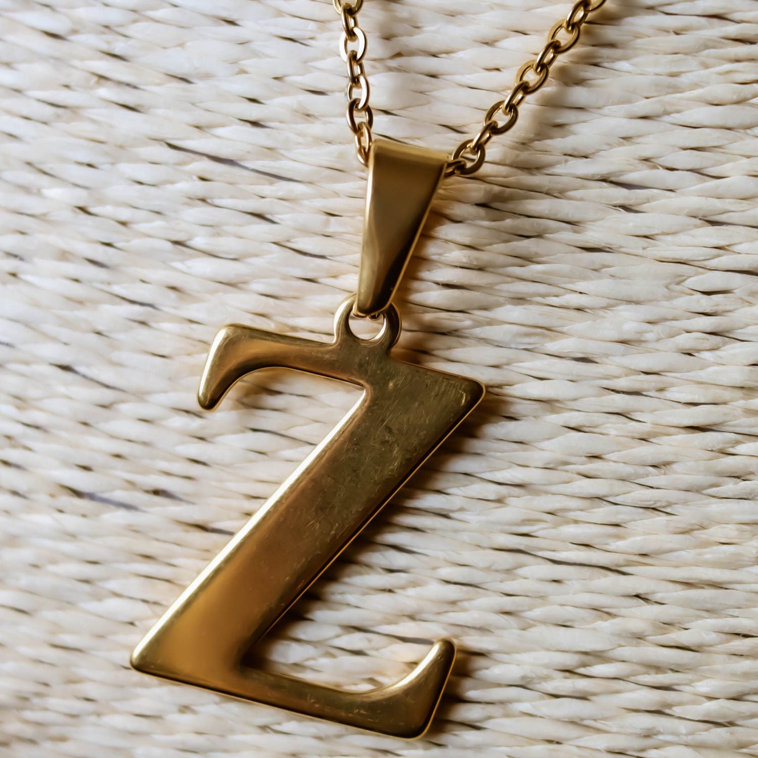 Colgante de acero inoxidable dorado con forma de letra Z de 28mm