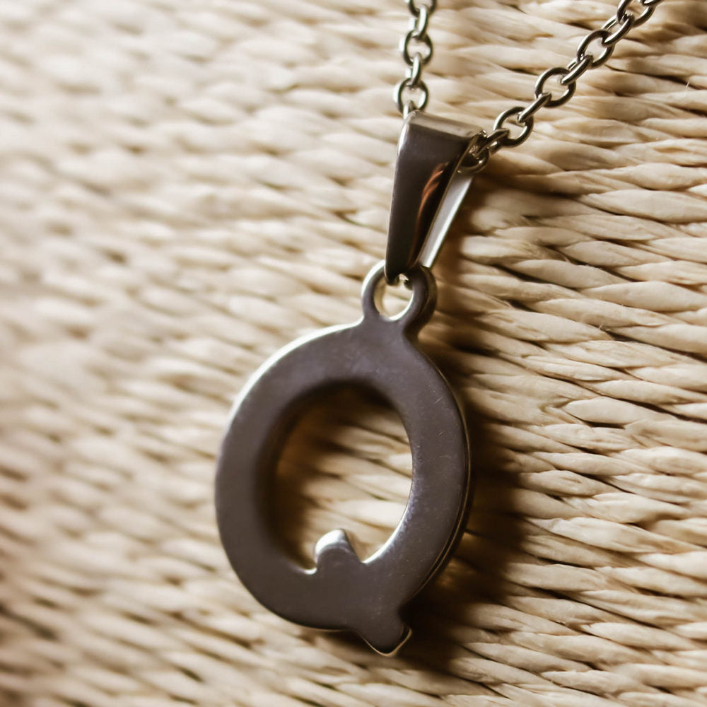 Colgante de acero inoxidable con forma de letra Q de 20mm