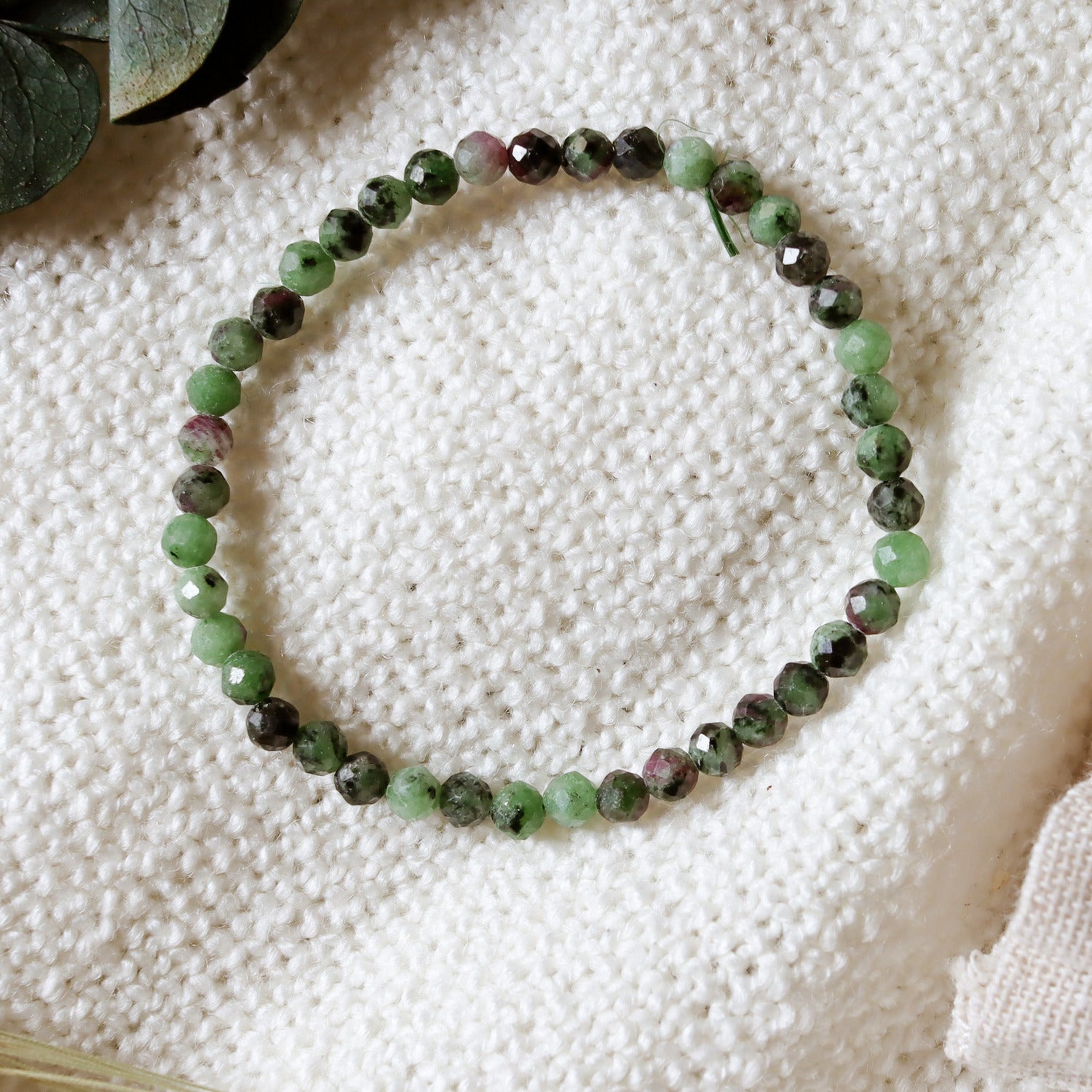 Pulsera elástica de Rubí en fuschita facetada de 4mm