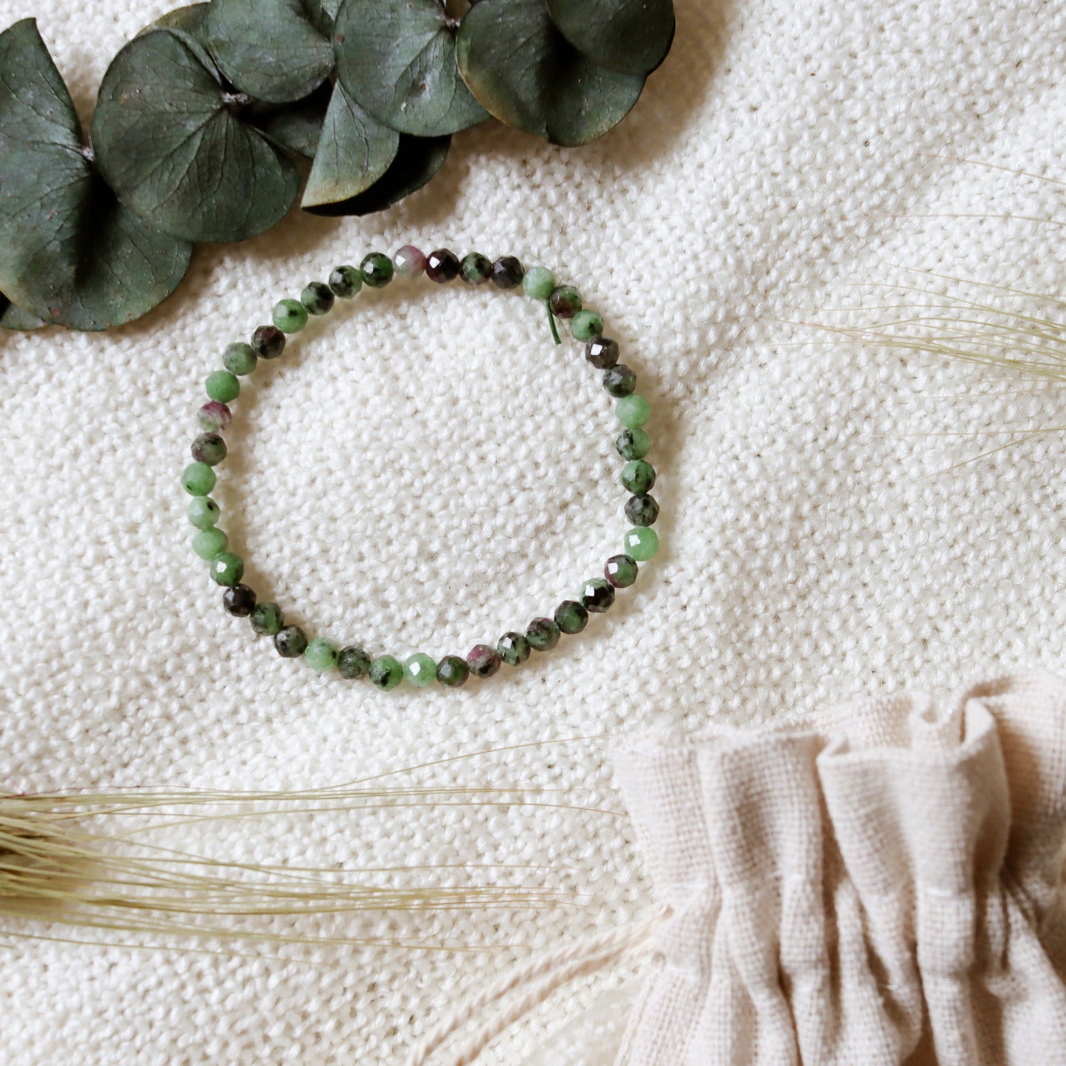 Pulsera elástica de Rubí en fuschita facetada de 4mm