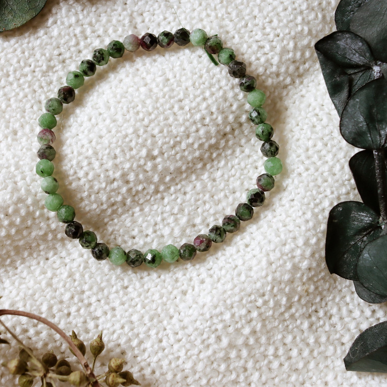 Pulsera elástica de Rubí en fuschita facetada de 4mm