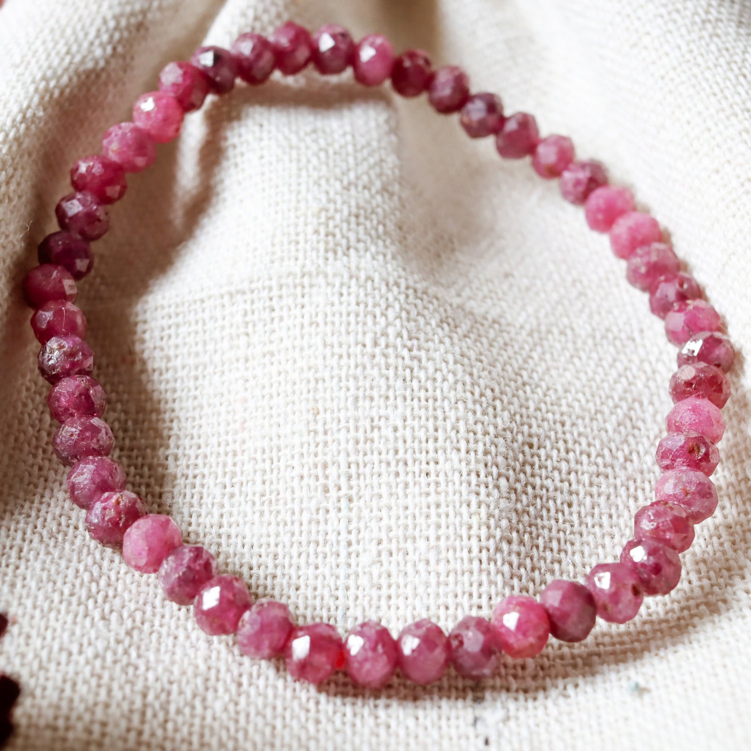 Pulsera elástica de Rubí facetado de 4mm