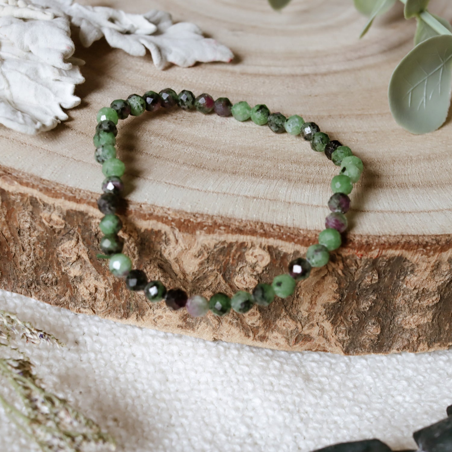 Pulsera elástica de Rubí en fuschita facetada de 4mm