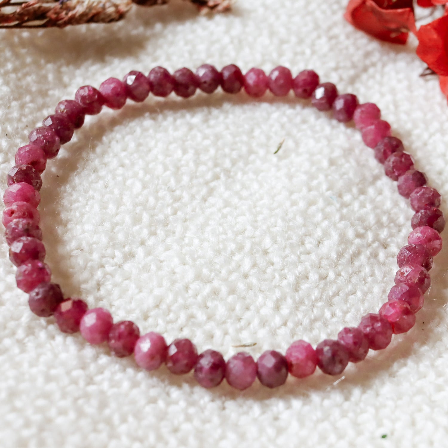Pulsera elástica de Rubí facetado de 3x5mm