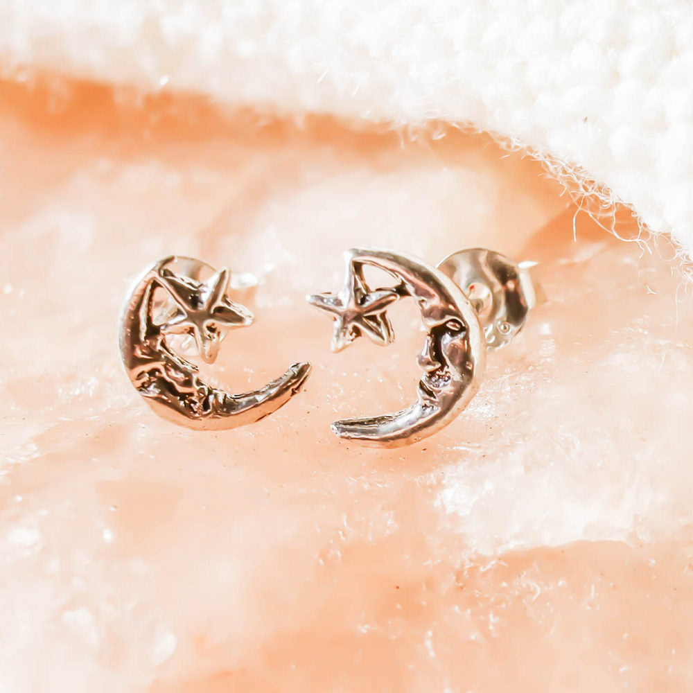 Pendiente en Plata de ley forma de luna y estrella con tuerca mariposa.