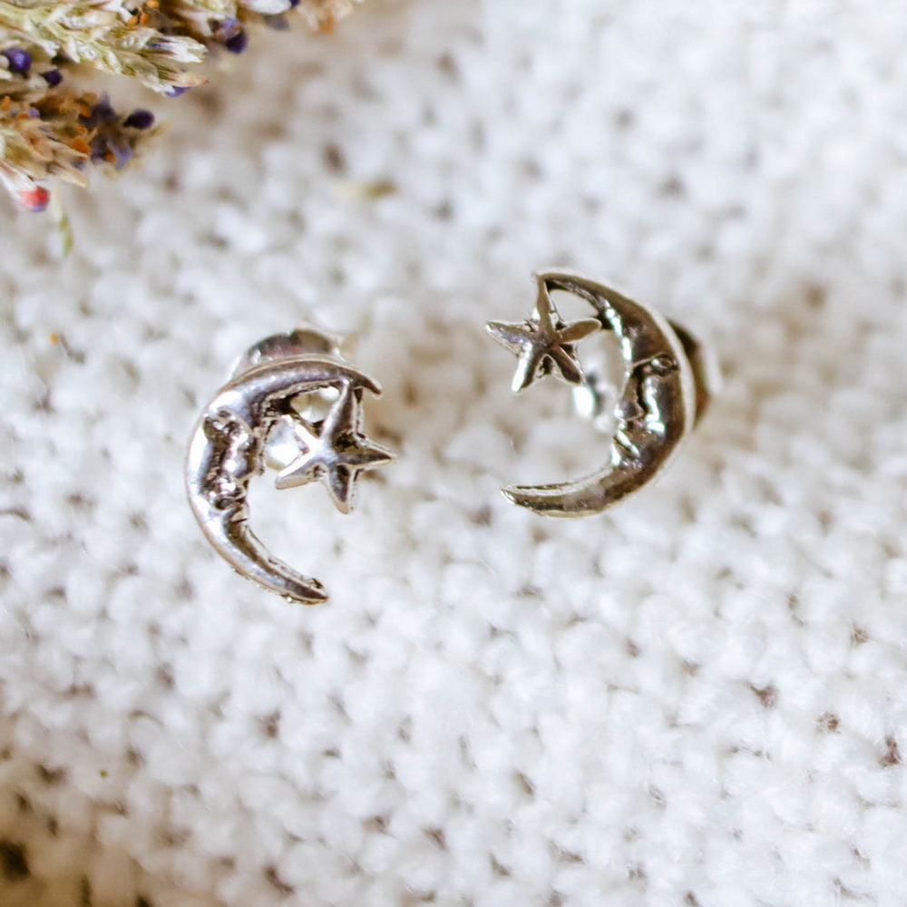 Pendiente en Plata de ley forma de luna y estrella con tuerca mariposa.
